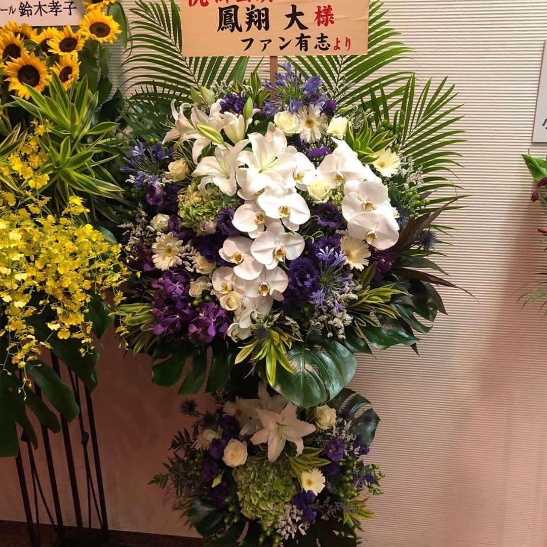 鳳翔大さんのインスタグラム写真 - (鳳翔大Instagram)「i'm here無事、初日終了しました！  素敵なお花をありがとうございます💐 どれも綺麗で素敵なお花ばかりで… 本当に感動しました😭 ありがとうございます(＞＜) 明日一日、あんりと共に更に上を目指して頑張りまーす(^｡^) 明日も、お待ちしております✨  #舞台focus #タンゴ #星乃あんり #鳳翔大 #社交ダンス」7月15日 0時15分 - dai_hosho_official