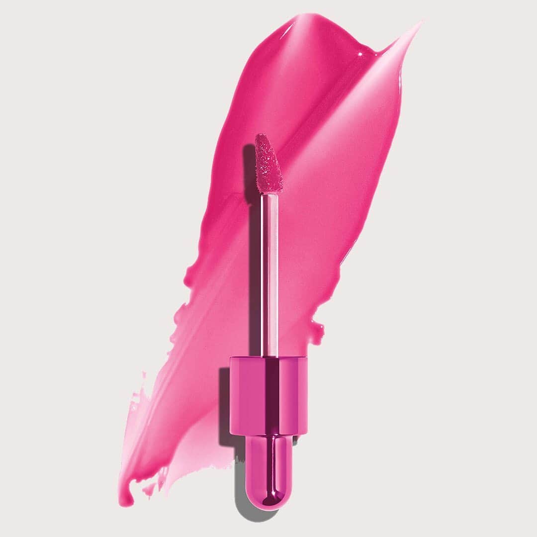Revlonさんのインスタグラム写真 - (RevlonInstagram)「Welcome to the glow show 💖 NEW Kiss Glow Lip Oil beams with a hint of color and revitalizes with lip conditioning oil complex.」7月15日 0時11分 - revlon