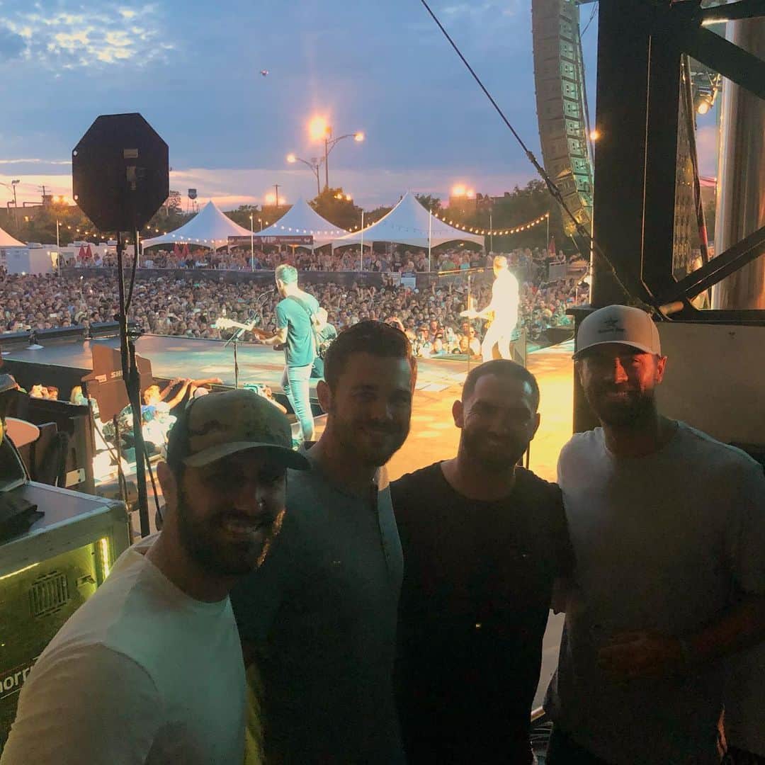 コール・ハメルズのインスタグラム：「Chicago nights!!#windycitysmokeout @olddominionmusic #summerconcerts」