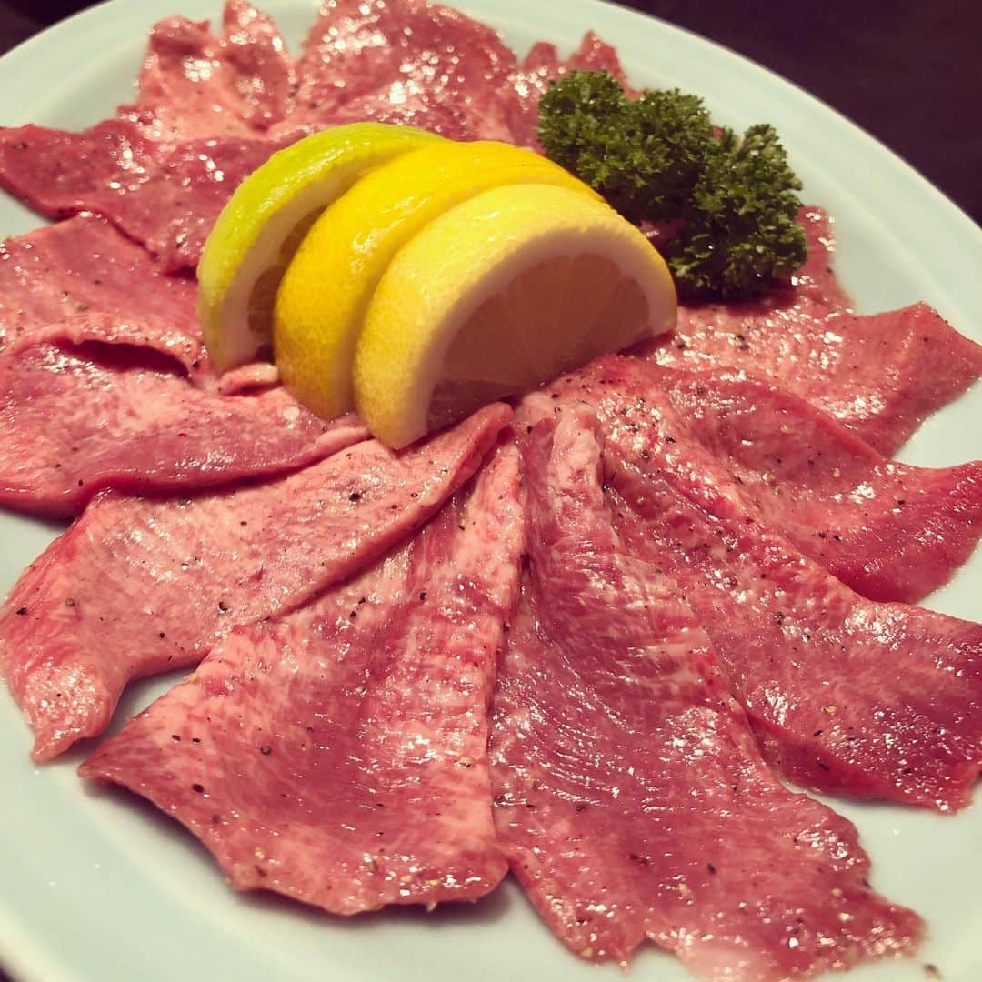 鈴木央紹さんのインスタグラム写真 - (鈴木央紹Instagram)「大阪で安定の焼肉。 やはり全て厚切りが基本。 今日の写真は赤身肉ではなく白身ホルモンです。 アカセンとミノサンド、塩タン。 #焼肉 #赤センマイ #ミノサンド #塩タン #ホルモン #ヒサログ #レモンも厚切り #切り方最高」7月15日 0時29分 - hisatsugusax