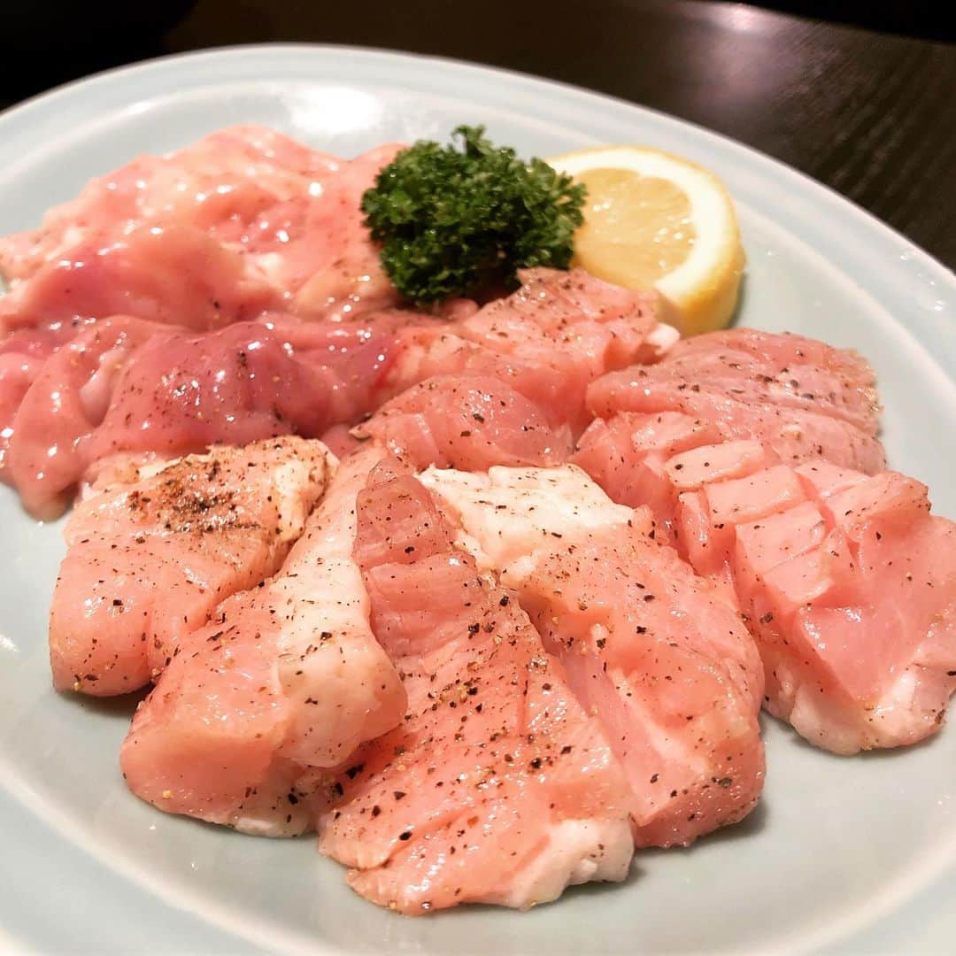 鈴木央紹のインスタグラム：「大阪で安定の焼肉。 やはり全て厚切りが基本。 今日の写真は赤身肉ではなく白身ホルモンです。 アカセンとミノサンド、塩タン。 #焼肉 #赤センマイ #ミノサンド #塩タン #ホルモン #ヒサログ #レモンも厚切り #切り方最高」