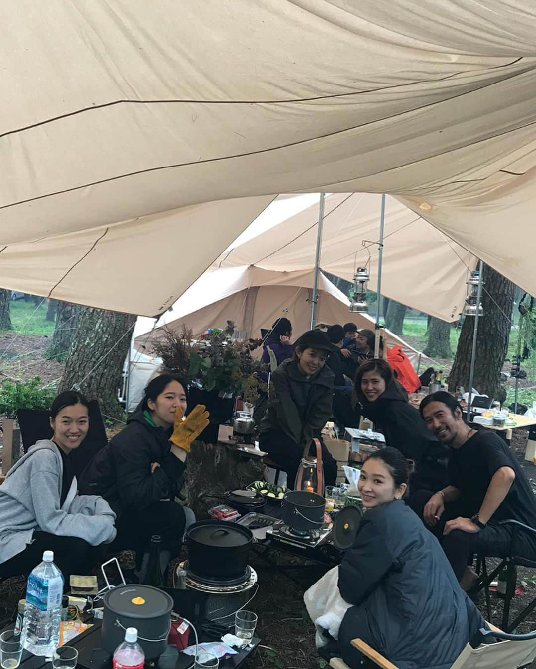 中村真里さんのインスタグラム写真 - (中村真里Instagram)「.﻿ 初キャンプ🏕﻿ RIM.ARKの事業部内にガチのキャンパーが﻿ いるので、みんなで本栖湖へ☺️﻿ ﻿ リフレッシュ出来てとてもいい時間だった〜﻿ ﻿ 都会でせかせかとした毎日だから、﻿ 自然の中で過ごす事に幸せを感じたね﻿ ﻿ キャンプに関して知識ゼロの女子たちは﻿ キャンパーの説明にずっと感動していた﻿😂」7月15日 0時31分 - _marinakamura_