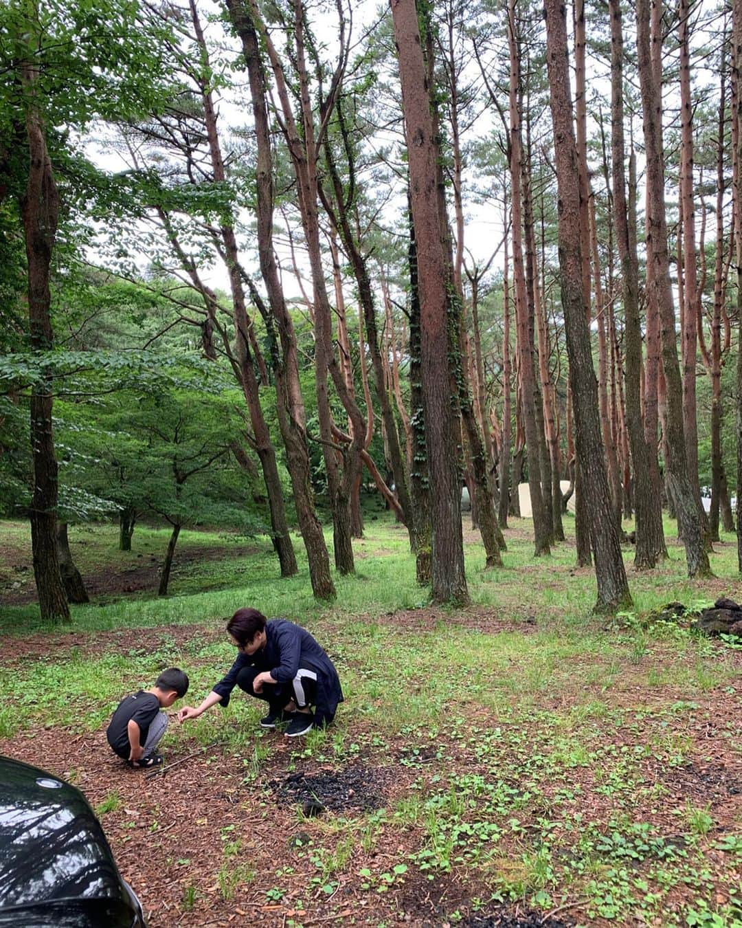 中村真里さんのインスタグラム写真 - (中村真里Instagram)「.﻿ 初キャンプ🏕﻿ RIM.ARKの事業部内にガチのキャンパーが﻿ いるので、みんなで本栖湖へ☺️﻿ ﻿ リフレッシュ出来てとてもいい時間だった〜﻿ ﻿ 都会でせかせかとした毎日だから、﻿ 自然の中で過ごす事に幸せを感じたね﻿ ﻿ キャンプに関して知識ゼロの女子たちは﻿ キャンパーの説明にずっと感動していた﻿😂」7月15日 0時31分 - _marinakamura_