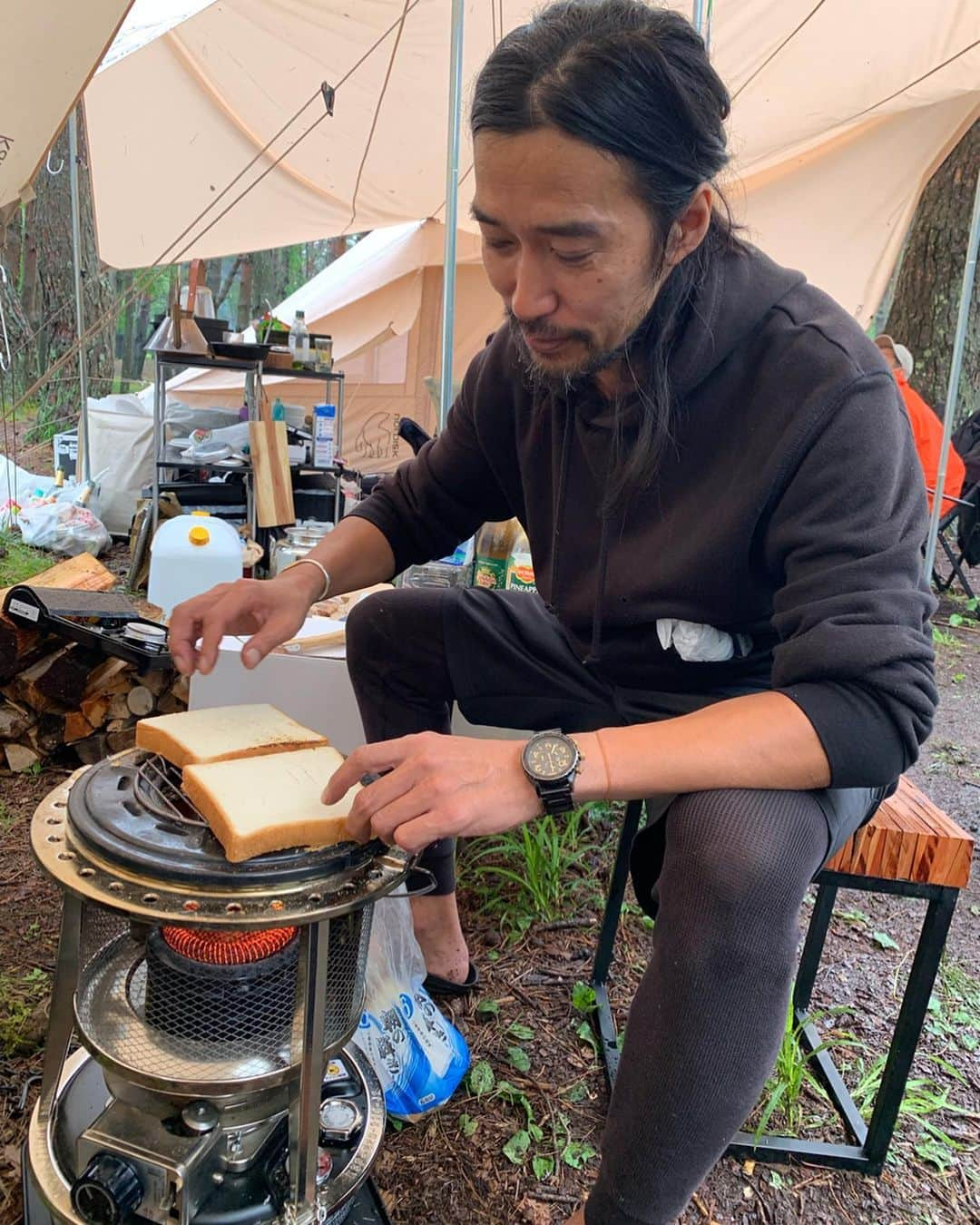 中村真里さんのインスタグラム写真 - (中村真里Instagram)「.﻿ 初キャンプ🏕﻿ RIM.ARKの事業部内にガチのキャンパーが﻿ いるので、みんなで本栖湖へ☺️﻿ ﻿ リフレッシュ出来てとてもいい時間だった〜﻿ ﻿ 都会でせかせかとした毎日だから、﻿ 自然の中で過ごす事に幸せを感じたね﻿ ﻿ キャンプに関して知識ゼロの女子たちは﻿ キャンパーの説明にずっと感動していた﻿😂」7月15日 0時31分 - _marinakamura_