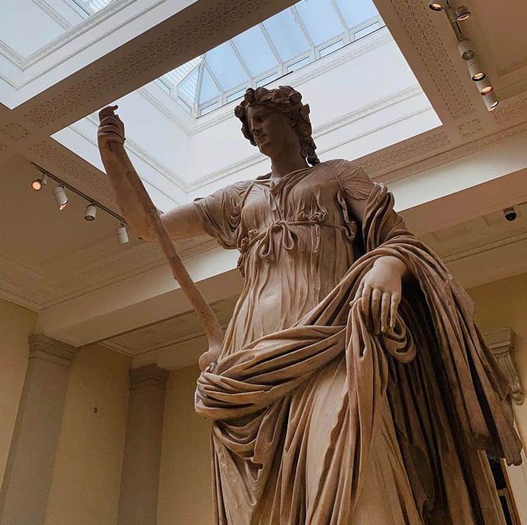 のインスタグラム：「In ancient Greek mythology the nine Muses are the goddesses of literature, science and the arts. It’s thought that this figure made in the 1st century AD represents Thalia, Muse of comedy and pastoral poetry 🎭  Thanks to @_yadivette for this great shot of the statue’s impressive marble drapery.  We love seeing your photos – share them with us by tagging the location and we’ll regram our favourites 📍🏛📸 #regram #repost #BritishMuseum #London #GreatCourt #UK #photo #photography #📸」