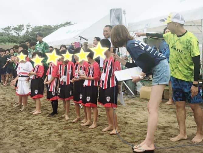 佐藤由季さんのインスタグラム写真 - (佐藤由季Instagram)「御宿ありがとーーう🌊 生憎のお天気でしたが、インスタ映え スポットで、そんなの関係ない（笑） なんだかこれだけだと 遊びに行ったみたいなので（笑） お仕事証拠も載せておきます😆🎤 東京ヴェルディビーチサッカーチームの 選手の皆さんが代わる代わる放送席に 来て下さったり、お手伝いに来て下さって いた高校生や大学生の皆さんが声をかけて 下さったのも本当に嬉しかったです😍 そして、二日目ももちろん、、、 カレーで〆🍛笑 ちなみに最後の呟き動画は・・・ 決して一人で喋っている訳ではありません、 二日間ずっと私のフォローをして下さった スタッフBさんと喋っていますので ご安心下さい😅(ウォーーー！！って笑) そして、明日はbayfm特設リポート 2本担当します🎤 ①11:49頃〜②12:53頃〜 それぞれ4分くらいずつ生リポートします ので、お聴きいただけたら嬉しいです👂✨ #ビーチサッカー  #御宿  #インスタ映え  #東京ヴェルディBS  #川口敬介 選手 #道畑俊輔 選手 #見山龍之介 選手 #マテウスロペスドスサントス 選手 #山川遼太 選手 #田中颯 選手 #みんな優しい  #ありがとうございました  #応援します ⚽️ #bayfm  #大会MC  #フリーアナウンサー  #佐藤由季  #カレー好き  #カレー女子  #カレーマイスター」7月15日 0時34分 - yukisato0710