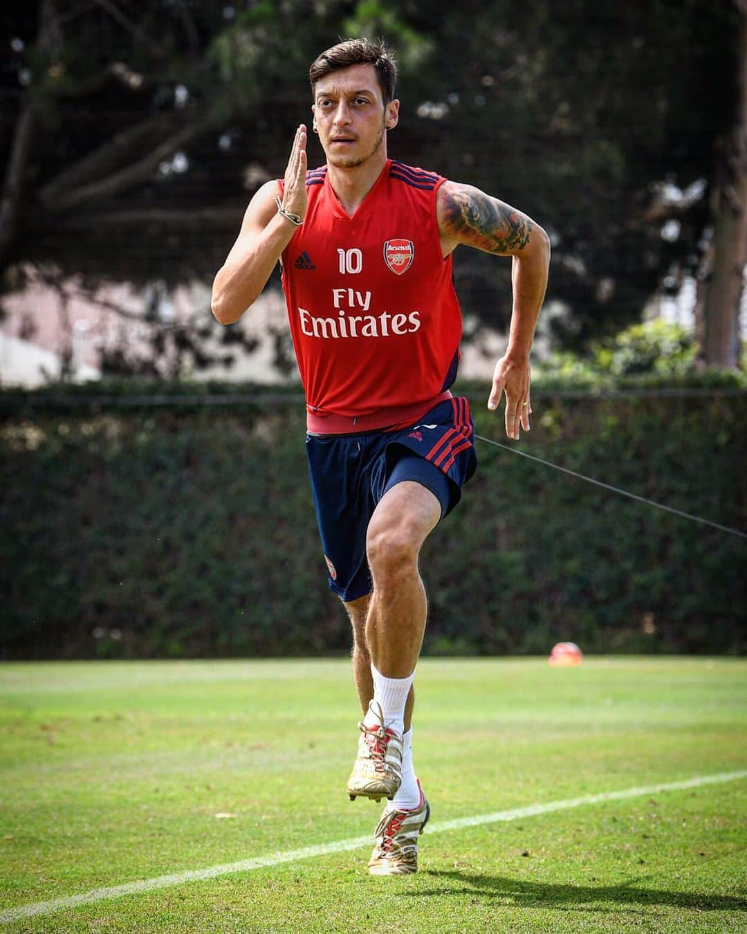 メスト・エジルさんのインスタグラム写真 - (メスト・エジルInstagram)「Back in the office 👊🏽🏃🏻‍♂️ @arsenal @adidasfootball #preseason #COYG」7月15日 0時40分 - m10_official