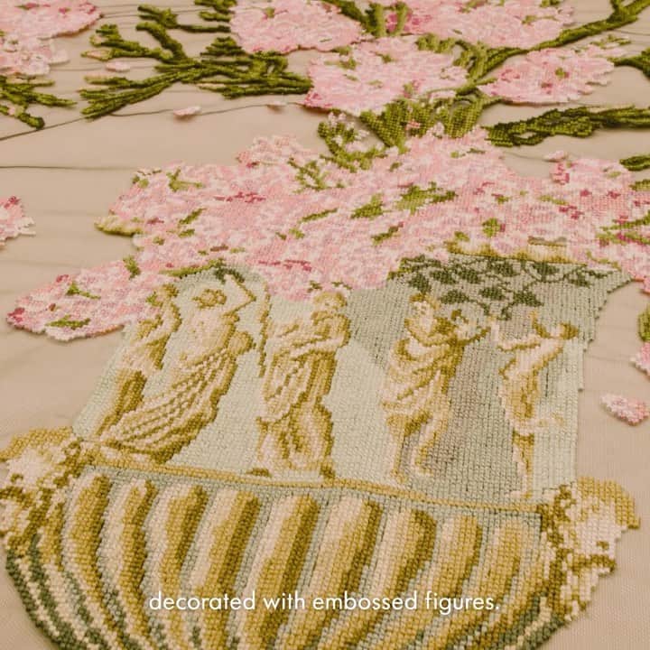 のインスタグラム：「The flowers depicted on this embroidered dress branch off from neoclassical vases decorated with embossed figures, resulting in sculptural works that are worthy of collection.  Special thanks to Regione Siciliana - Parco Archeologico e Paesaggistico della Valle dei Templi di Agrigento and Comune di Agrigento.  #DGAltaModa #DGFattoAMano #DGLovesSicily #DolceGabbana」