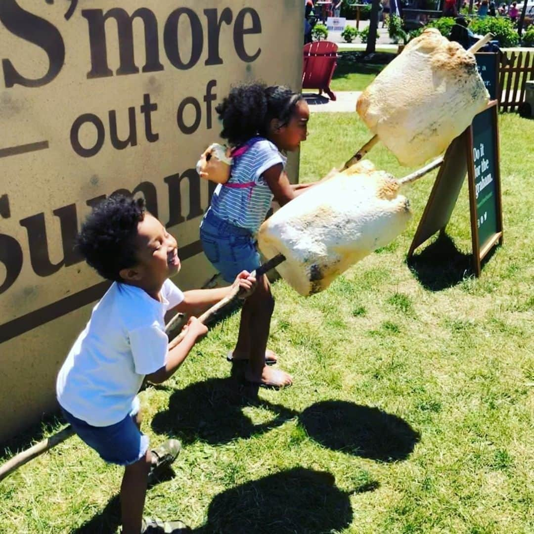 L.L.Beanさんのインスタグラム写真 - (L.L.BeanInstagram)「How are you and your loved ones getting S'More Out of Summer? Add the hashtags #SmoreOutofSummer and #LLBeanContest2019 to your fun outdoor photos and you could win one of five ultimate backyard campouts – set up by L.L.Bean and yours to keep!! Official rules: www.llbean.com/contest (📷: @so_she_bella)」7月15日 0時50分 - llbean