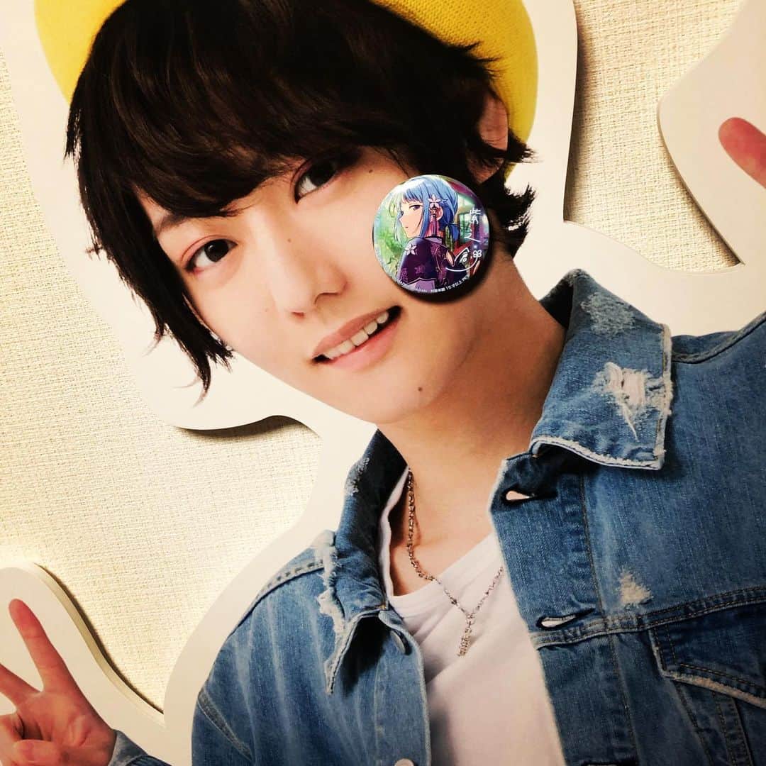 櫻井圭登のインスタグラム：「最近、鍛えるために自分の体を いじめまくってます。笑  そして、今日あんスタのアニメをみて 心が揺さぶられました。  やっぱり創くんは 俺のNo.1アイドルです。  俺も頑張るからね。一緒に頑張ろうね。 そして、創くんお誕生日おめでとう！！ P.S. 実は家に2019Birthday Eventで 展示していた等身大パネルが 置いてあります笑笑」