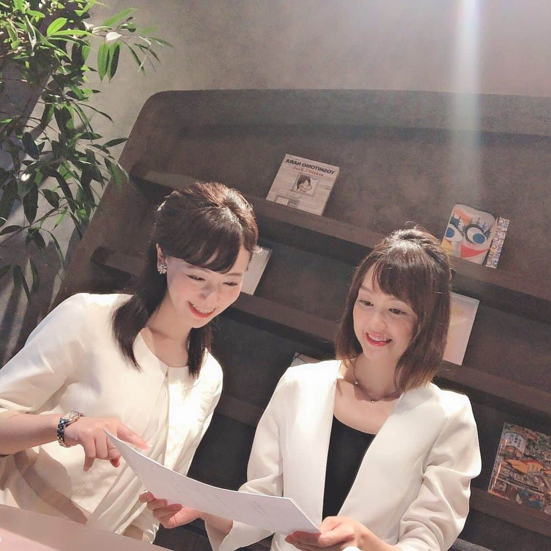 樋田かおりさんのインスタグラム写真 - (樋田かおりInstagram)「アナウンサーになる旅@新橋 @kamijomisako アナ♪  半年前に講座を受講してくれたご縁で出会い、今日は運営アシスタントをしてくれました。  あたふたな私のフォローをたくさんしていただき、おかげで皆さんと楽しい時間を過ごせました。  こういった周りの方々に支えられ、日々色んなことが形になっていきます。  集まってくれたメンバーの夢を叶えるために、どんどんトライしようと思います！  #仕事旅行 #新橋 #アナウンサーになる旅 #ホスト #樋田かおり #上條美沙子 #アナウンサー #トークナビ #講座」7月15日 0時43分 - toida_kaori