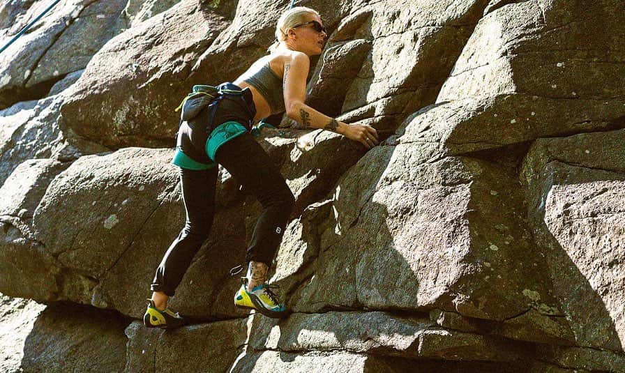 Linda Hallbergさんのインスタグラム写真 - (Linda HallbergInstagram)「Who would think.. that I would find such a big passion for something... in my 30’s. About two years ago I tried climbing for the first time. And now it has become a real passion in my life. Beeing up there, on the walls, is the best mix of freedom, challenge and true happiness. I wish that everyone could feel this feeling at some point in life ❤️」7月15日 0時43分 - lindahallberg