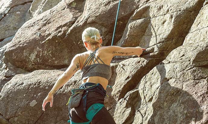 Linda Hallbergさんのインスタグラム写真 - (Linda HallbergInstagram)「Who would think.. that I would find such a big passion for something... in my 30’s. About two years ago I tried climbing for the first time. And now it has become a real passion in my life. Beeing up there, on the walls, is the best mix of freedom, challenge and true happiness. I wish that everyone could feel this feeling at some point in life ❤️」7月15日 0時43分 - lindahallberg