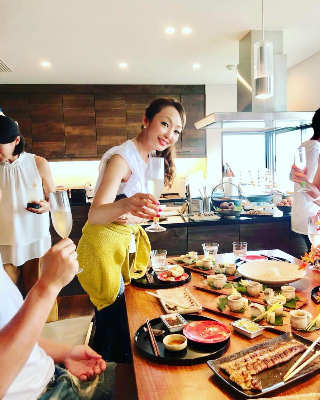 神田うのさんのインスタグラム写真 - (神田うのInstagram)「毎年恒例となっている友人宅での葉山BBQ☺️ 今年もお招き頂き伺って参りました😍 葉山の素晴らしい海産物に鎌倉一平さんの美味しいお料理とシャンパーニュ&ワインで🍷幸せな1日でした😍 祐子ちゃんご夫妻💕の素晴らしいホスピタリティーに心から感謝❤️ #毎年恒例#葉山#bbq#hayama#バーベキュー#鎌倉一平 さん#アワビ#鮑#松茸#シャンパーニュ#champagne#ドンペリニヨン#素晴らしい#ホスピタリティー#感謝#ありがとう#楽しい1日#happysaturday#最高#最高に#楽しかった#thankyou#神田うの#unokanda」7月15日 0時58分 - unokandaofficial