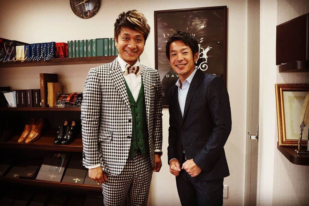 清水健さんのインスタグラム写真 - (清水健Instagram)「【こだわり】 自分のカタチにする、 そんなにカッコいいものでは汗。  でも自分自身で「今」を、 客観的にみられるように、  どんな場面でも、 そうありたいと思っています。  #言葉 も同じで、 自分が話した「言葉」を、 客観的にみられるように、  向こう側を意識できる、 そんな「#伝え手 」に、  なることができるよう、 言葉に向き合い、 伝えるにこだわっていきたい、  #清水健 #清水健講演会  そう想っています。  もちろんどんな場面でも、 プロの方のご意見を聞きながら。 @order_suit_david_layer 、  皆様にありがとうございます。  #息子とパパ #112日間のママ  皆様にありがとうございます。  #清水健講演会 ／出演依頼等は、 清水健オフィシャルホームページ」7月15日 0時55分 - shimizuken.official