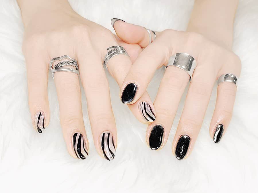 lve_xxxxさんのインスタグラム写真 - (lve_xxxxInstagram)「.﻿﻿ .﻿﻿ 顔面晒しで﻿﻿ お目汚しすいません🙇‍♀️﻿﻿ ﻿﻿ NAIL & マツエク﻿﻿ 行ってまりました👀💅✧﻿﻿ ﻿﻿ 同時施術を一度するとそりゃーまー﻿﻿ 時短なり楽チンなのでバラバラ無理ぽ😊←﻿﻿ ﻿ ﻿ マツエク時は爆睡😴するから﻿﻿ ええんやが、寝るわけいかんので﻿﻿ ネイルがどーにも苦手で😅﻿ ﻿﻿ swipe please ▶︎﻿﻿﻿ ﻿﻿ デザイン諸々は…﻿﻿ @_spicenails_  @eyelash_tane ﻿﻿ ﻿﻿ 完全お任せしてます。﻿﻿ 信頼度100㌫🙆‍♀️ 安心して寝られる笑﻿﻿ ﻿﻿ －－－－－－－－－－－－－－－－－－﻿﻿ ﻿﻿ 👀eyelash 詳細﻿﻿ ﻿﻿ ☑︎ボリュームラッシュ﻿﻿ 束感400本﻿﻿ D9 C10 J9﻿﻿ ﻿﻿ バッサバッサなった👀！﻿﻿ 来週、下まつ毛付けにまたお邪魔しま！﻿﻿ (#十五祭 ♾ 前のメンテナンス必須←)﻿﻿ ﻿﻿ ◾️Aiのインスタ見た！で﻿﻿ 10%offになるとの事です！﻿﻿ ﻿﻿ 是非ご活用ください😙﻿﻿ ﻿﻿ －－－－－－－－－－－－－－－－－－﻿﻿ ﻿﻿ 💅NAIL詳細﻿﻿ ﻿﻿ ☑︎BLACK × SILVER と﻿﻿ お伝えし後は完全お任せで💁🏻‍♀️﻿﻿ ﻿﻿ 個人の好みテイストに合わせて﻿﻿ デザインしてくれるので﻿﻿ 仕上がりがワクワク🙈でしかない🖤﻿﻿ ﻿﻿ ◾️Aiのインスタ見た！でお任せ﻿﻿ フリーアートで10500円✧﻿﻿ ﻿﻿ －－－－－－－－－－－－－－－－－－﻿﻿ ﻿﻿ 爪とまつ毛を託している﻿こちらのサロン﻿﻿ ﻿モチが良くて、早くて仕上がり💯﻿ 吉祥寺お近く方は是非に🖤﻿﻿ ﻿﻿ ﻿﻿ #eyelashextensions﻿﻿﻿ #マツエク #ボリュームラッシュ﻿﻿ #まつ毛事情 #吉祥寺 #nail  #nailsalon﻿﻿﻿ #ニュアンスネイル #💅﻿ #lve_nail」7月15日 0時56分 - lve_xxxx