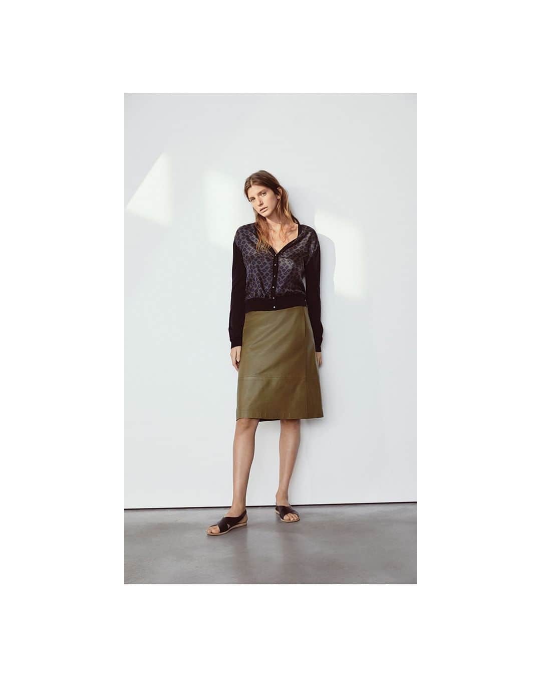 ニコルファリのインスタグラム：「SOFT STAPLES Made from supple napa leather our INES skirt is designed in a utility olive hue.  #NicoleFarhi #London #SS19 #Leather」