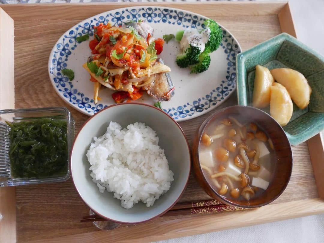 大政絢さんのインスタグラム写真 - (大政絢Instagram)「久しぶりに#絢ご飯 北海道から大量の🍅が送られてきて幸せ。今回はぶりを揚げてトマトソースたっぷり✨使い道がたくさんあって毎日料理が楽しい #今日の絢ご飯」7月15日 11時58分 - aya_omasa_official