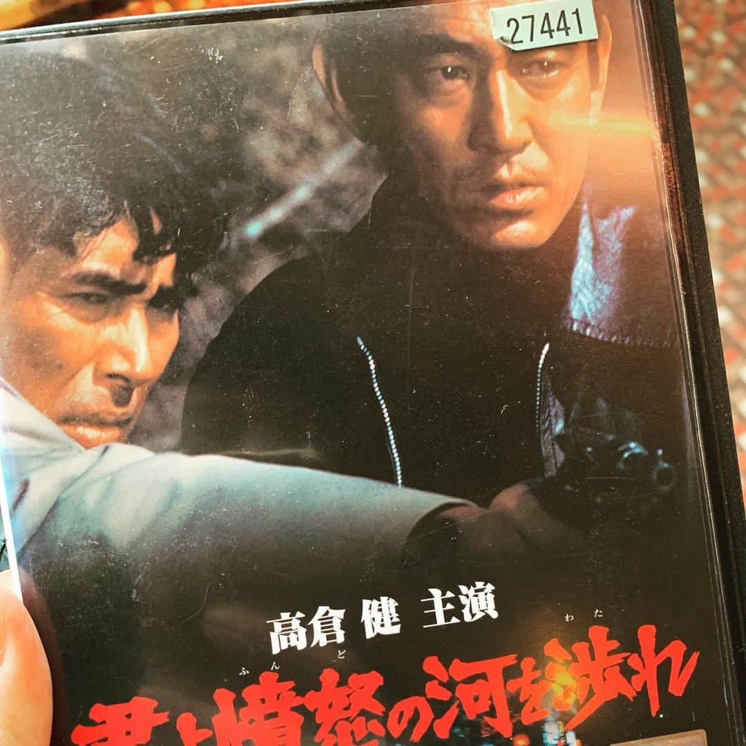 平岳大さんのインスタグラム写真 - (平岳大Instagram)「役者として恥ずかしながら高倉健さんの映画は 「ブラックレイン」くらいしか観たことなかった。あ、あと子供の頃「南極物語」は何度も遠足のバスの中で観たか。 個人的なご縁はなかったが佐藤純彌さんが亡くなったこともあり、昨日はTSUTAYAでこれを借りてきた。 いやー色々な意味で楽しかった！熊があんなに活躍する映画ないでしょ。健さんはめちゃくちゃカッコいいし、Fugitiveのハリソン フォードみたいに冤罪をかけられて北海道の山の中を逃げ回り、少し浅瀬(くるぶしくらい)の憤怒の河を渡ってると、そこに助けに来るのが馬に乗った中野良子さんっていう。🏇そして遂には追ってくる原田芳雄さんに捕まるんだけど、帰りの山道で熊に遭遇して、熊もクマで🐻原田芳雄さんだけ攻撃するっていう。もうたまらんわ。 おかげでしばらくは健さんにはまりそう。  #君よ憤怒の河を渉れ #高倉健」7月15日 11時59分 - takehiro49