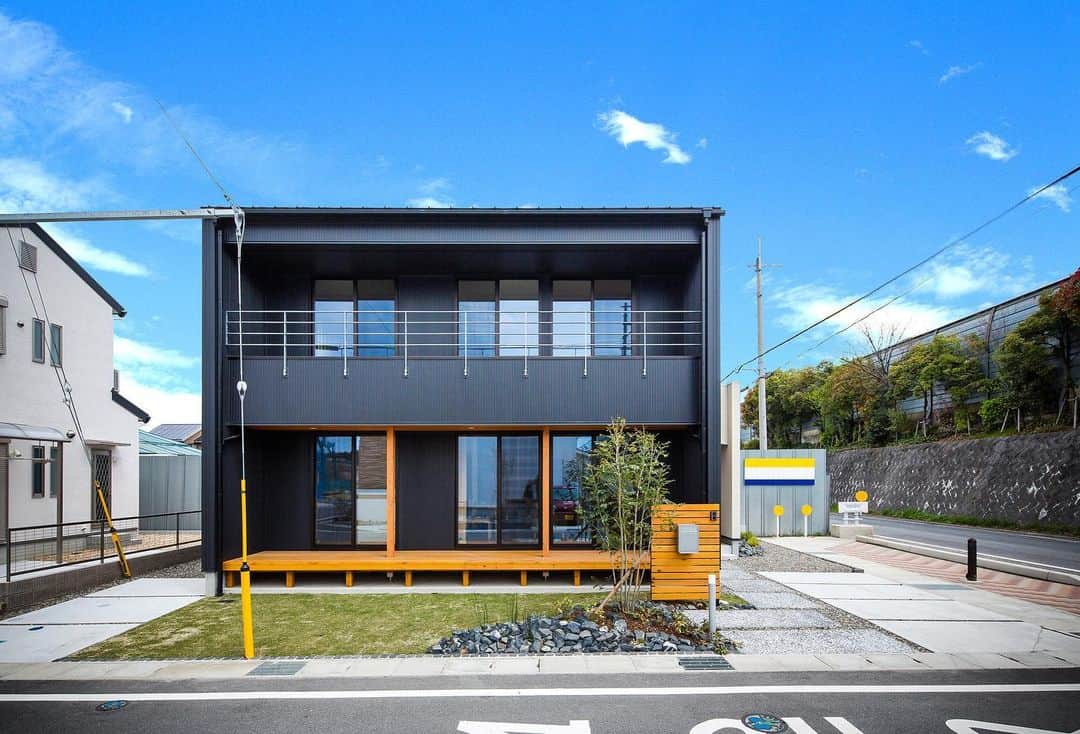 ルポハウス一級建築士事務所さんのインスタグラム写真 - (ルポハウス一級建築士事務所Instagram)「・ ・ ・ 四角形で構成するリソッドな印象。 ・ 有機的な要素たちがビビッドに映え出すよう、コントラストを効かせた黒いボリュームを背景にしています。 ・ ・ ・ ルポハウスの施工事例をもっと見てみたい方は こちらまで☞ @reposhouse ・ #ルポハウス は#ちょっとかっこいい家 を"友人のために"という思いでつくっています。 ・ 一生に一度の#マイホーム。 「あなたにしかできない」×「ルポハウスだからできる」で、私たちだけの#家づくり を思いっきり楽しんでみませんか？！ ・ ・ ・ #家 #注文住宅  #ライフスタイル  #新築一戸建て #住まい #シンプルな暮らし #デザイナーズ住宅 #一級建築士事務所 #設計事務所 #myhome #house #instahouse #design #滋賀 #大津 #草津 #栗東#ガルバリウム外壁 #黒ガルバ #外観デザイン #切妻屋根#外観イメージ」7月15日 12時01分 - reposhouse