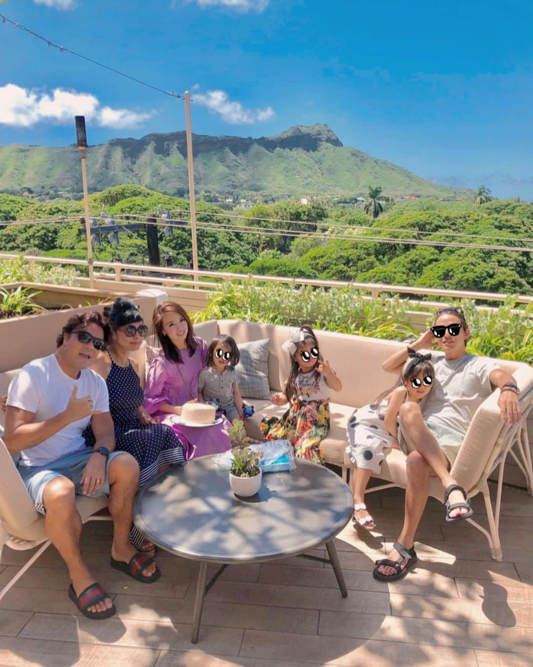 堀江直美さんのインスタグラム写真 - (堀江直美Instagram)「Hawaiiに来たらkumiさんFamilyに会わないと帰れない👏🏻 * いつも色んなことを後押ししてくれて私たちの人生のきっかけを作ってくれる💛 * 子供達の絆もしっかりできてて嬉しいな🌺 * 心地良い風が吹き抜ける中とても楽しい時間でした🌴 * #Hawaii#Hawaiitrip#FamilyHawaii#家族旅行#子連れ旅行#子連れハワイ#ハワイ旅行#ハワイ#ハワイ好き#hn✈️trip#旅MUSE#旅好き#タビジョ#カピオラニホテル#クイーンカピオラニホテル#hawaiisbestphotos #ハワイモーニング#ハワイ朝食#queenkapiolanihotel#deck#ダイヤモンドヘッド」7月15日 10時35分 - naomiiiiiiiiiiii