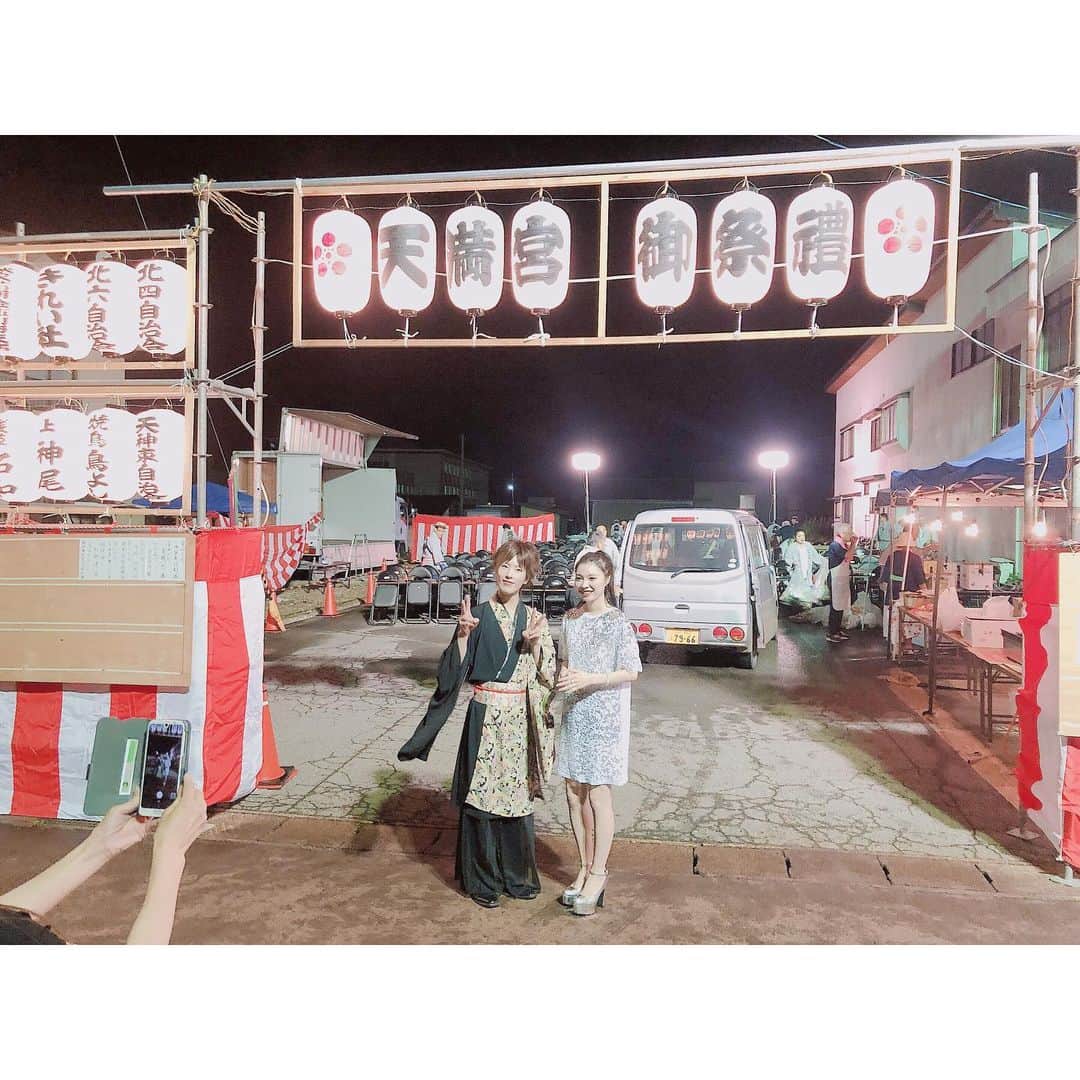 野崎夏帆のインスタグラム：「🎤﻿ ﻿ 昨日は山形県の川西町でのステージでした○﻿ たくさんの方と楽しい時を過ごせました！﻿ 会いに来てくださった方も遠くまでありがとうございました🥰﻿ ﻿ そして、お久しぶりに神崎りくさんとご一緒しました！﻿ りくさんのMCとても勉強になりました☺️☺️☺️﻿ ﻿  かほちん違うカメラ見てる...(笑)﻿ ﻿ #山形県#川西町#小松#天満宮まつり﻿ #お祭り#イベント#昭和歌謡#歌手#演歌#ライブ」