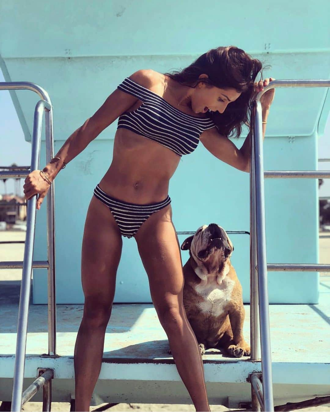 Alexia Clarkさんのインスタグラム写真 - (Alexia ClarkInstagram)「Whoever said diamonds were a girls best friend never owned a dog. ❤️ Have you ever been to a dog beach? I feel like that’s what heavens going to be like 😂❤️ www.alexia-clark.com  #alexiaclark #queenofworkouts #queenteam #queen2019 #workout #fitness #fitgirl #beach #dogbeach #bff #bulldog #englishbulldog #summer #summertime #fitforHisreason」7月15日 10時31分 - alexia_clark