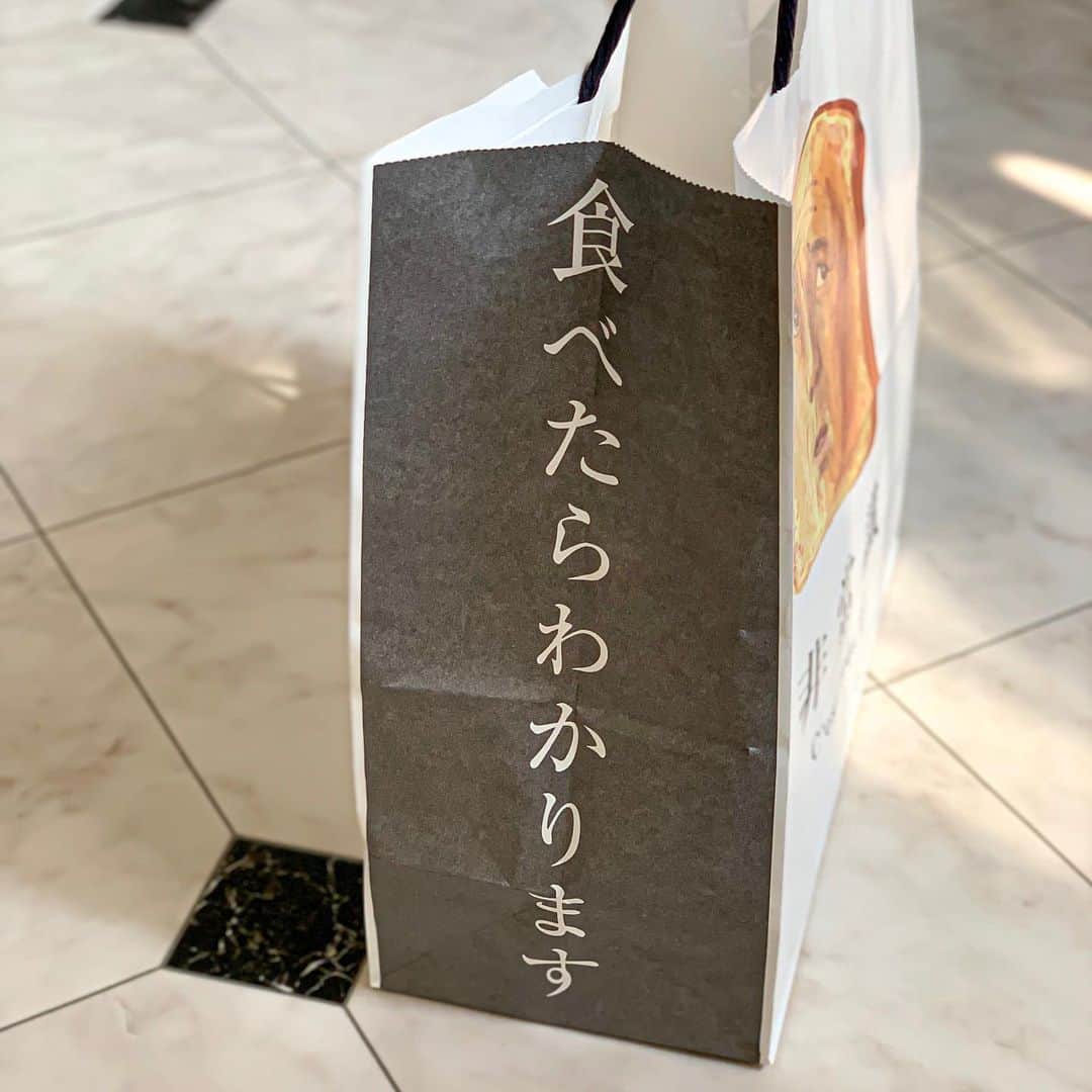 Yukicoさんのインスタグラム写真 - (YukicoInstagram)「🍞 常識を覆す 高級食パン「非常識」 紙袋は第2のサブバッグ🛍 電車の中でも 注目の的🎯 どんな用途にも 注目間違いなし♡ ‥‥‥‥‥‥‥‥‥‥‥‥‥‥‥‥‥‥‥‥‥‥‥‥‥‥‥‥‥‥‥‥‥‥ #flatlays#flatlayforever#flatlaylove#beautifulcuisines#japanesefood#lifeandthyme#darlingweekend#f52grams#sweetshoplivethelittlethings#ourfoodstories#feedfeed#dessertstagram#foodstagram#sweetsporn#sweetshop#大阪手土産#食パン#食パン専門店#非常識#高級食パン#すべらない手土産#手みやげ#手土産#心斎橋グルメ#心斎橋opa#大阪食パン」7月15日 10時33分 - yukicolifecom