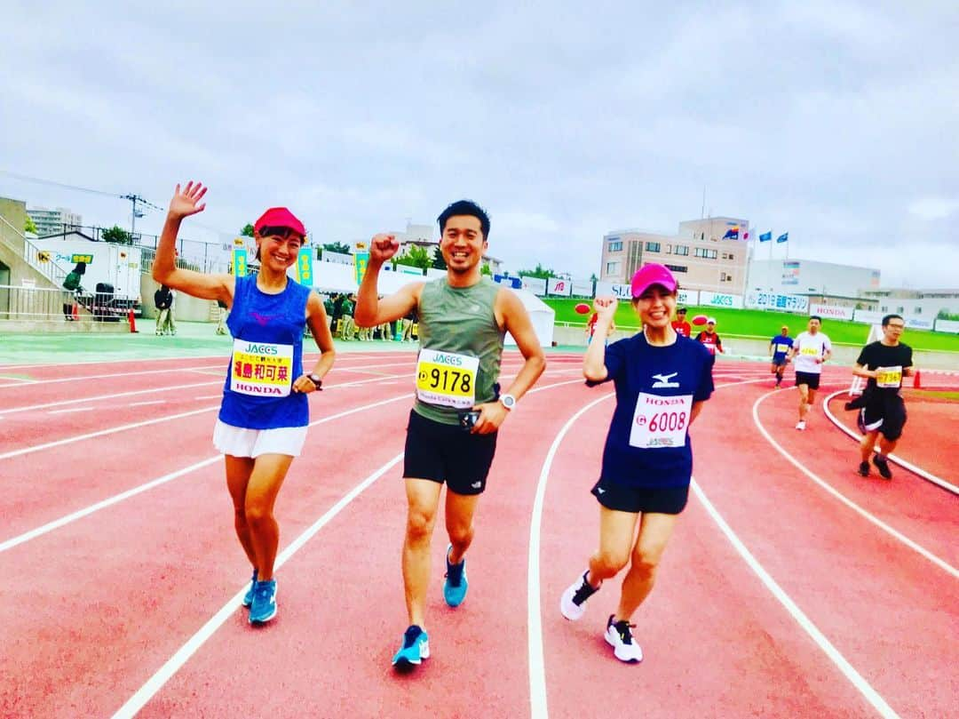 福島和可菜さんのインスタグラム写真 - (福島和可菜Instagram)「お待たせしました‼️‼️‼️‼️‼️ 函館マラソンの記事になりまーす🏃 …改めまして、5年連続でゲストランナーとして参加させていただいております㊗️ ✨函館マラソン✨ 年々大人気の大会になっていて、過去最多のランナーの皆様が函館の街を走り抜けました😆 昨年は大雨、一昨年は猛暑でしたが、（笑） 今年はコンディションも良く、絶好のマラソン日和☀️函館マラソンは… ・フルマラソン ・ハーフマラソン  があり、 フルマラソンは、 ✨日本一過酷なファンランコース✨ ハーフマラソンは、 ✨トップランナーも多く出場する高速コース✨ と言われています💥 今年も、瀬古利彦さんと共に、ランナーの皆様をハイタッチでお送りしてから、1番後ろからスタート✋ 今回は、FMヨコハマでご一緒している、柴田聡さん、ディレクターのきょうこちゃんも参戦💡 番組の収録をしながら、走らせていただきました 😆(7月13日(土)のジョグステーションでお届けしました🎙) 毎年思いますが、フルのコースはやっぱり凄い😳（笑）アップダウンがいくつもあり、かなり脚が鍛えられる走りごたえのあるコース🗻 タイムを狙えるコースではありませんが、（笑） 沿道ではたくさんの方々が応援して下さったり、 パフォーマンスがあったりと、活気があって賑やか🎵🎵🎵 そしてエイドステーションがとにかく豪華😳‼️ トマト バナナ 羊羹 チーズケーキ 饅頭 そして、 海鮮丼に、 ラーメンに、 イカソーメン、 メロン etc…🤤 海鮮丼が食べられるマラソンって、新鮮な魚介類が豊富に揃う函館ならではですよね💯 今年はビックリするくらいたくさんの皆様にも声をかけていただき、地元を走れる喜びを感じながら、終始楽しんで走る事が出来ました🥰 やっぱりね、本当に良い大会✨✨✨✨✨ まだ走られた事がない皆様、ぜひぜひぜひ‼️ 最高過ぎた😚 大会関係者の皆様、 ボランティアの皆様、 函館の皆様、 ランナーの皆様、 本当にお疲れ様でした🍺ありがとう🌷 そして今年も、私の両親と妹の舞ちゃんはハーフに参戦し、ファミリーも大集合👨‍👩‍👧‍👦（笑）  一昨年に、父がガンの手術をして、少しでも健康になればと勧めたマラソン…🏃 走れる位元気になって良かったぁ🥺 やっぱり走るのっていい事づくしだ‼️‼️‼️ 今回は短い函館滞在にはなりましたが、同級生や先生方、お世話になっている皆様方、そして家族にも会えたし、充実過ぎる2019年の大会となりました☀️ また来年も楽しみだなぁ…すでに😊（笑） 🍀心から…感謝MAX🍀  #函館マラソン #フルマラソン #ゲストランナー #最高 #大会 #オススメ #love #running #marathon #走る #地元 #runner #family #ありがとう #感謝 #MAX #2019 #Hokkaido #hakodate #瀬古利彦 さん #柴田聡 さん #きょうこちゃん #福島家 #mizuno #🏃 #🍺」7月15日 10時33分 - fukushimawakana