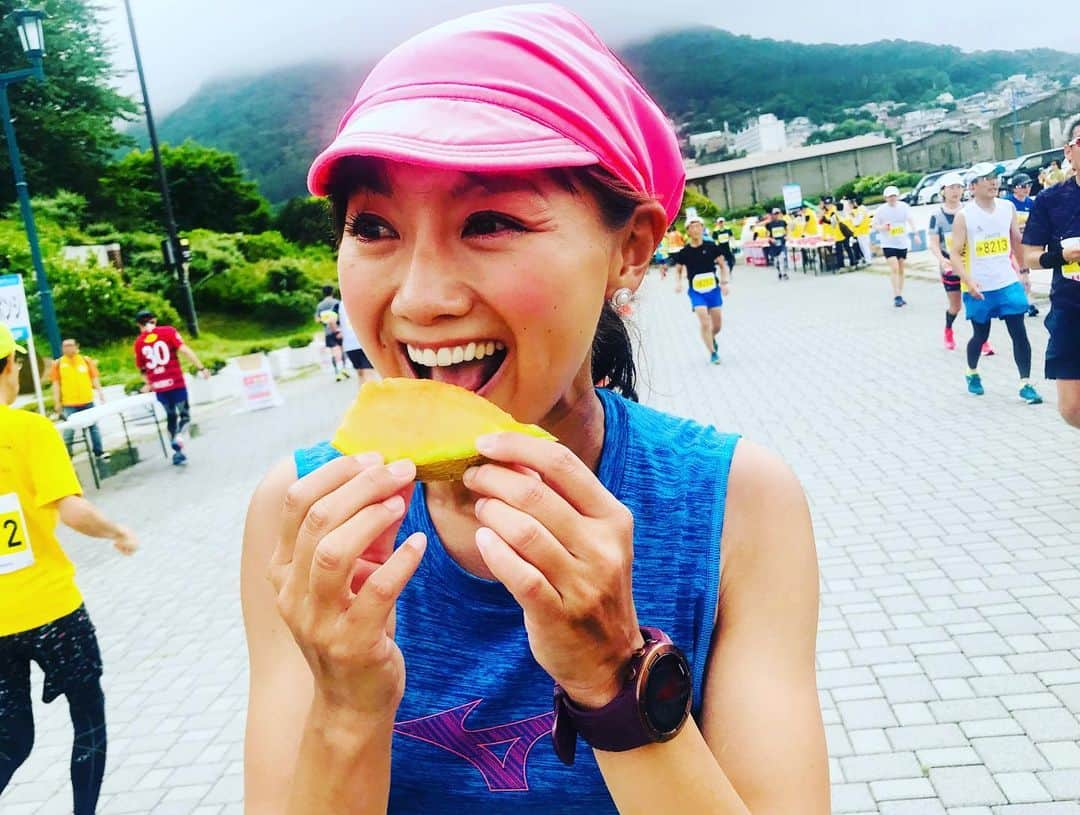 福島和可菜さんのインスタグラム写真 - (福島和可菜Instagram)「お待たせしました‼️‼️‼️‼️‼️ 函館マラソンの記事になりまーす🏃 …改めまして、5年連続でゲストランナーとして参加させていただいております㊗️ ✨函館マラソン✨ 年々大人気の大会になっていて、過去最多のランナーの皆様が函館の街を走り抜けました😆 昨年は大雨、一昨年は猛暑でしたが、（笑） 今年はコンディションも良く、絶好のマラソン日和☀️函館マラソンは… ・フルマラソン ・ハーフマラソン  があり、 フルマラソンは、 ✨日本一過酷なファンランコース✨ ハーフマラソンは、 ✨トップランナーも多く出場する高速コース✨ と言われています💥 今年も、瀬古利彦さんと共に、ランナーの皆様をハイタッチでお送りしてから、1番後ろからスタート✋ 今回は、FMヨコハマでご一緒している、柴田聡さん、ディレクターのきょうこちゃんも参戦💡 番組の収録をしながら、走らせていただきました 😆(7月13日(土)のジョグステーションでお届けしました🎙) 毎年思いますが、フルのコースはやっぱり凄い😳（笑）アップダウンがいくつもあり、かなり脚が鍛えられる走りごたえのあるコース🗻 タイムを狙えるコースではありませんが、（笑） 沿道ではたくさんの方々が応援して下さったり、 パフォーマンスがあったりと、活気があって賑やか🎵🎵🎵 そしてエイドステーションがとにかく豪華😳‼️ トマト バナナ 羊羹 チーズケーキ 饅頭 そして、 海鮮丼に、 ラーメンに、 イカソーメン、 メロン etc…🤤 海鮮丼が食べられるマラソンって、新鮮な魚介類が豊富に揃う函館ならではですよね💯 今年はビックリするくらいたくさんの皆様にも声をかけていただき、地元を走れる喜びを感じながら、終始楽しんで走る事が出来ました🥰 やっぱりね、本当に良い大会✨✨✨✨✨ まだ走られた事がない皆様、ぜひぜひぜひ‼️ 最高過ぎた😚 大会関係者の皆様、 ボランティアの皆様、 函館の皆様、 ランナーの皆様、 本当にお疲れ様でした🍺ありがとう🌷 そして今年も、私の両親と妹の舞ちゃんはハーフに参戦し、ファミリーも大集合👨‍👩‍👧‍👦（笑）  一昨年に、父がガンの手術をして、少しでも健康になればと勧めたマラソン…🏃 走れる位元気になって良かったぁ🥺 やっぱり走るのっていい事づくしだ‼️‼️‼️ 今回は短い函館滞在にはなりましたが、同級生や先生方、お世話になっている皆様方、そして家族にも会えたし、充実過ぎる2019年の大会となりました☀️ また来年も楽しみだなぁ…すでに😊（笑） 🍀心から…感謝MAX🍀  #函館マラソン #フルマラソン #ゲストランナー #最高 #大会 #オススメ #love #running #marathon #走る #地元 #runner #family #ありがとう #感謝 #MAX #2019 #Hokkaido #hakodate #瀬古利彦 さん #柴田聡 さん #きょうこちゃん #福島家 #mizuno #🏃 #🍺」7月15日 10時33分 - fukushimawakana