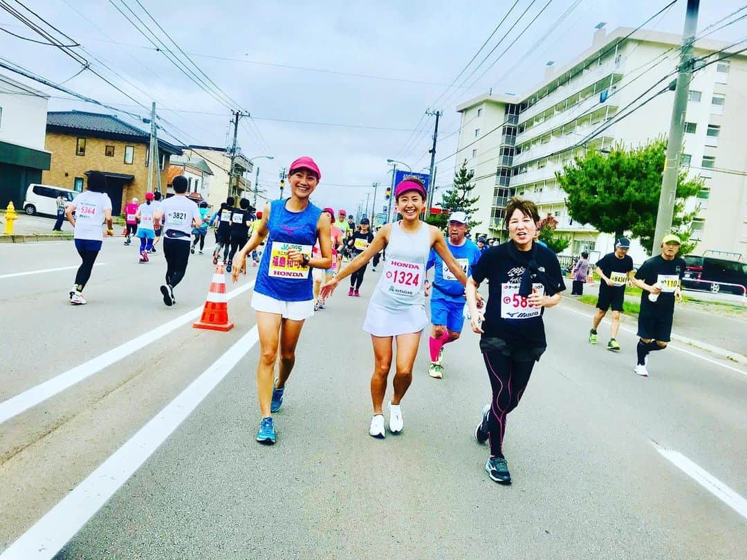 福島和可菜さんのインスタグラム写真 - (福島和可菜Instagram)「お待たせしました‼️‼️‼️‼️‼️ 函館マラソンの記事になりまーす🏃 …改めまして、5年連続でゲストランナーとして参加させていただいております㊗️ ✨函館マラソン✨ 年々大人気の大会になっていて、過去最多のランナーの皆様が函館の街を走り抜けました😆 昨年は大雨、一昨年は猛暑でしたが、（笑） 今年はコンディションも良く、絶好のマラソン日和☀️函館マラソンは… ・フルマラソン ・ハーフマラソン  があり、 フルマラソンは、 ✨日本一過酷なファンランコース✨ ハーフマラソンは、 ✨トップランナーも多く出場する高速コース✨ と言われています💥 今年も、瀬古利彦さんと共に、ランナーの皆様をハイタッチでお送りしてから、1番後ろからスタート✋ 今回は、FMヨコハマでご一緒している、柴田聡さん、ディレクターのきょうこちゃんも参戦💡 番組の収録をしながら、走らせていただきました 😆(7月13日(土)のジョグステーションでお届けしました🎙) 毎年思いますが、フルのコースはやっぱり凄い😳（笑）アップダウンがいくつもあり、かなり脚が鍛えられる走りごたえのあるコース🗻 タイムを狙えるコースではありませんが、（笑） 沿道ではたくさんの方々が応援して下さったり、 パフォーマンスがあったりと、活気があって賑やか🎵🎵🎵 そしてエイドステーションがとにかく豪華😳‼️ トマト バナナ 羊羹 チーズケーキ 饅頭 そして、 海鮮丼に、 ラーメンに、 イカソーメン、 メロン etc…🤤 海鮮丼が食べられるマラソンって、新鮮な魚介類が豊富に揃う函館ならではですよね💯 今年はビックリするくらいたくさんの皆様にも声をかけていただき、地元を走れる喜びを感じながら、終始楽しんで走る事が出来ました🥰 やっぱりね、本当に良い大会✨✨✨✨✨ まだ走られた事がない皆様、ぜひぜひぜひ‼️ 最高過ぎた😚 大会関係者の皆様、 ボランティアの皆様、 函館の皆様、 ランナーの皆様、 本当にお疲れ様でした🍺ありがとう🌷 そして今年も、私の両親と妹の舞ちゃんはハーフに参戦し、ファミリーも大集合👨‍👩‍👧‍👦（笑）  一昨年に、父がガンの手術をして、少しでも健康になればと勧めたマラソン…🏃 走れる位元気になって良かったぁ🥺 やっぱり走るのっていい事づくしだ‼️‼️‼️ 今回は短い函館滞在にはなりましたが、同級生や先生方、お世話になっている皆様方、そして家族にも会えたし、充実過ぎる2019年の大会となりました☀️ また来年も楽しみだなぁ…すでに😊（笑） 🍀心から…感謝MAX🍀  #函館マラソン #フルマラソン #ゲストランナー #最高 #大会 #オススメ #love #running #marathon #走る #地元 #runner #family #ありがとう #感謝 #MAX #2019 #Hokkaido #hakodate #瀬古利彦 さん #柴田聡 さん #きょうこちゃん #福島家 #mizuno #🏃 #🍺」7月15日 10時33分 - fukushimawakana