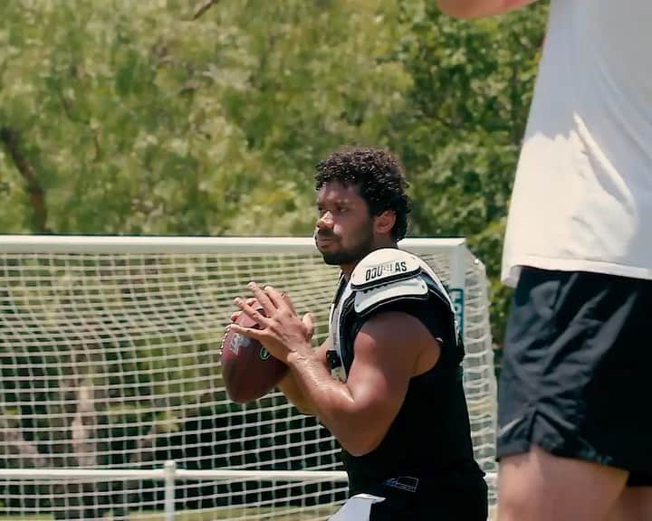 ラッセル・ウィルソンのインスタグラム：「“Strike up the band.” @KeenanReynolds 🎥: @West2EastEmpire」