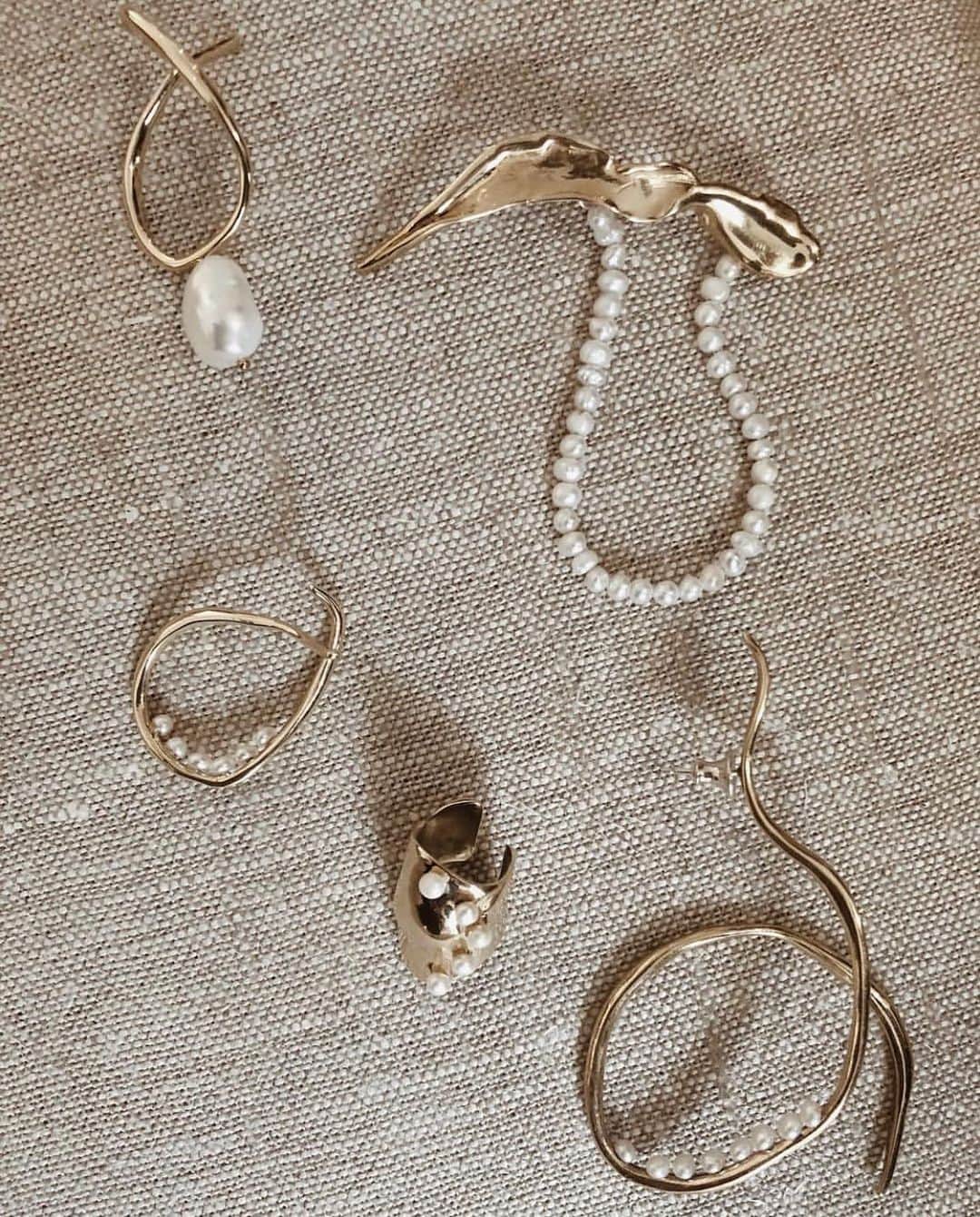 JUNNAのインスタグラム：「夏のシンプル服の日のお供に🐆🐆🐆 ・ ・ @etretokyo でお取扱いしている @farisjewelry の華奢な淡水パールジュエリー  #only #etretokyo #etretokyoselect #farisjewelry #jewelry #pierce #accessory #earcuff #イヤーカフ #ピアス #ゴールド #パール」