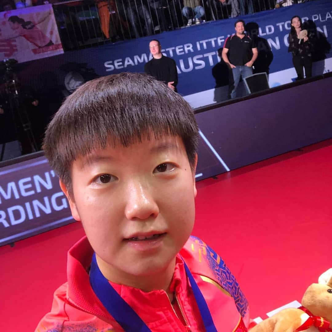 ITTF Worldさんのインスタグラム写真 - (ITTF WorldInstagram)「#GoldenSelfie time for the CHAMPIONS Sun Yingsha & Xu Xin!! 😀😀🤳 👏👏 #Congratulations on your well-deserved wins! ⠀⠀⠀⠀⠀⠀⠀⠀⠀ #ITTFWorldTour 🇦🇺 #2019AussieOpen」7月15日 10時52分 - wtt