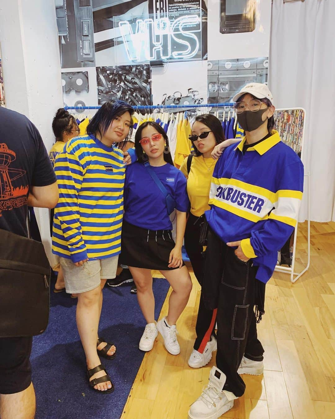 ミシェル・ファンさんのインスタグラム写真 - (ミシェル・ファンInstagram)「Be kind and rewind. @dumbgood #blockbuster 🍿 —— @amooolia you killed it! 👏👏👏👏👏」7月15日 10時51分 - michellephan