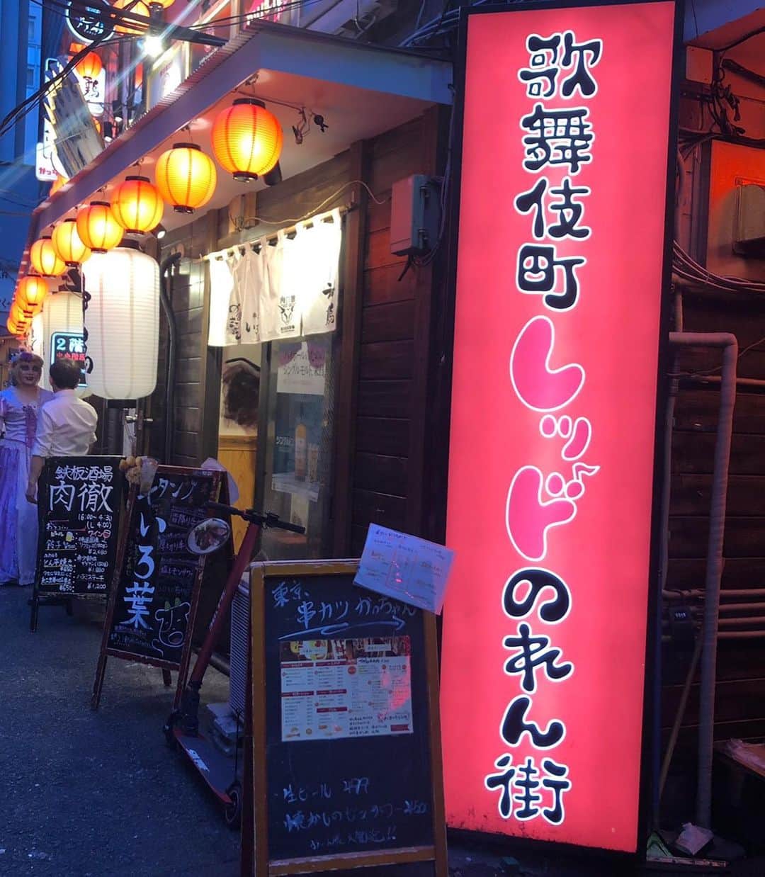 梶本成美さんのインスタグラム写真 - (梶本成美Instagram)「またまたシングルトンハイボールを求めて、今回は歌舞伎町レッドのれん街へ行ってきました☺️✨ 前回のほぼ新宿のれん街に続き、 こちらも初上陸でありました😂 7/17までのイベント期間中にまた来れた☺️ あとは、東京大塚のれん街と、ほぼスコットランドのれん街でも開催されているみたいです☺️✨ 本当に飲みやすくて、フルーティーな味わい☺️✨ ハイボールがちょっと苦手だな〜って方にも、これならクセもなくて、おススメです☺️✨ 今回は焼き鳥さんと😋 ヘルシー×ヘルシー😁  ちなみに焼き鳥は砂肝が大好きです☺️ 砂肝なら何本でも食べれるかも😂！ 仕事終わりの焼き鳥とシングルトンハイボールは最高〜〜〜！！💓 . .  #シングルトンハイボール #シングルトンダフタウン #歌舞伎町レッドのれん街 #ほぼ新宿のれん街 #東京大塚のれん街  #ほぼスコットランドのれん街 #ハイボールのためのシングルモルト #PR」7月15日 10時57分 - narumikajimoto