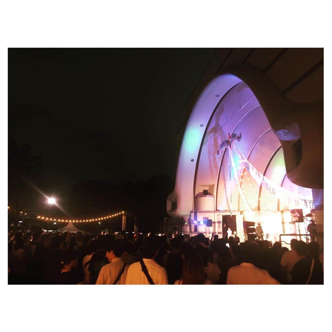 Caravanのインスタグラム：「ocean people。  またもや雨の中でしたが、  夏樹とのduo、最高に楽しかった。  濡れながら楽しんでくれた  たくさんのお客さんありがとう。  会場ではWかまちゃんと世間話したり  茅ヶ崎の友人が立ち上げた  サングラスブランドparasolを見せてもらったり  旧友ともたくさん再会できた一日。  色んな人と雨の中、乾杯できました。  こんな日がまた来ますように。  #oceanpeoples2019」