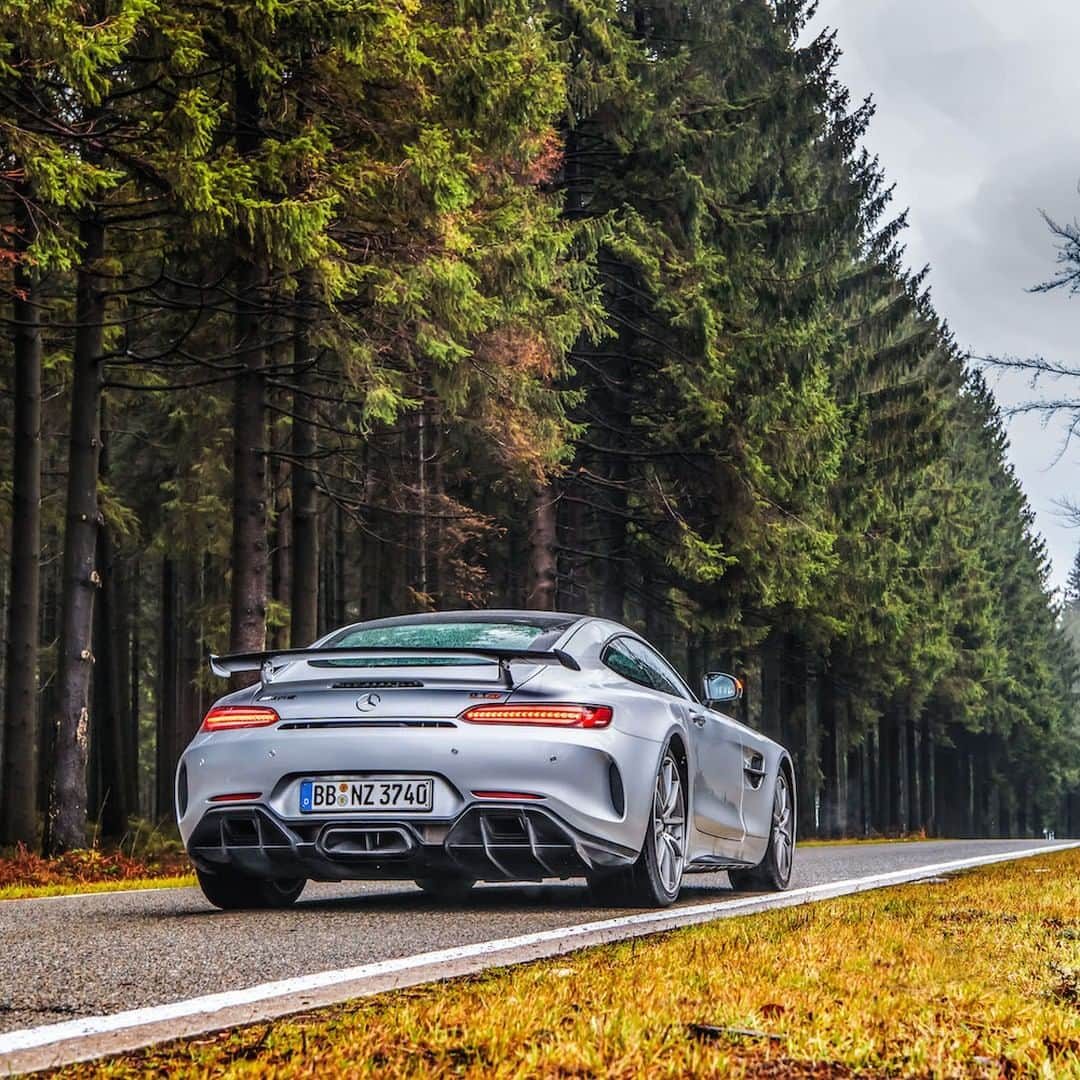 メルセデス・ベンツさんのインスタグラム写真 - (メルセデス・ベンツInstagram)「Conquering the streets with the Mercedes-AMG GT R. 🔥 📸: @basfransenphotography for #MBsocialcar [Mercedes-AMG GT R | Kraftstoffverbrauch kombiniert: 12,4 l/100 km | CO₂-Emissionen kombiniert: 284 g/km | mb4.me/nefz] . #Mercedes #MercedesAMG #AMG #GTR #amazingcars #InstaCar #carsofinstagram #DrivingPerformance」7月15日 11時00分 - mercedesbenz