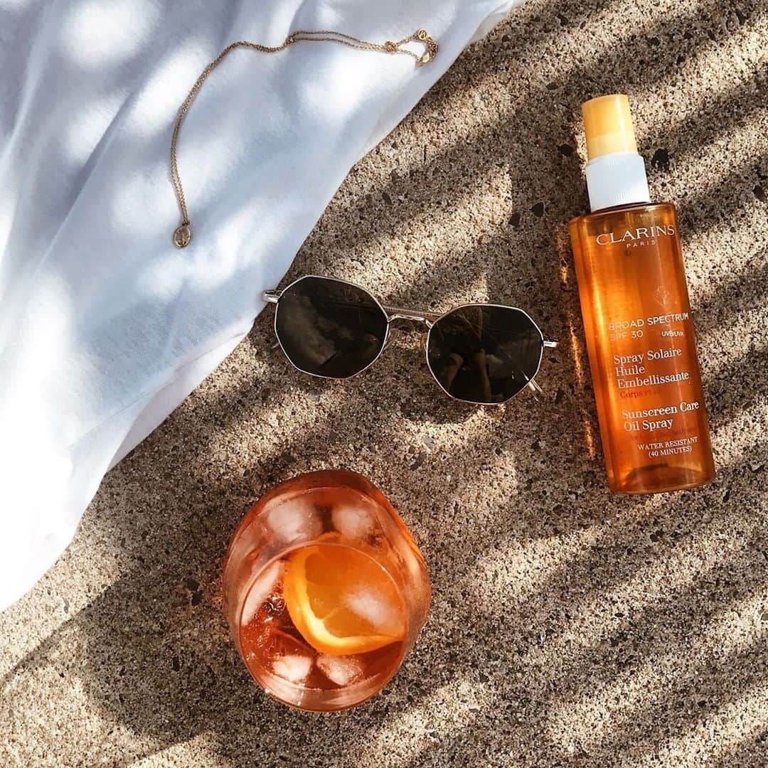 Clarins Canadaさんのインスタグラム写真 - (Clarins CanadaInstagram)「Add some extra spritz to your summer routine! Try our dry oil for body and hair with high UVA/UVB 30 protection😎 . . . 📷: @aude.rio #Clarins #ItsAllAboutYou #Suncare」7月15日 11時00分 - clarinscanada