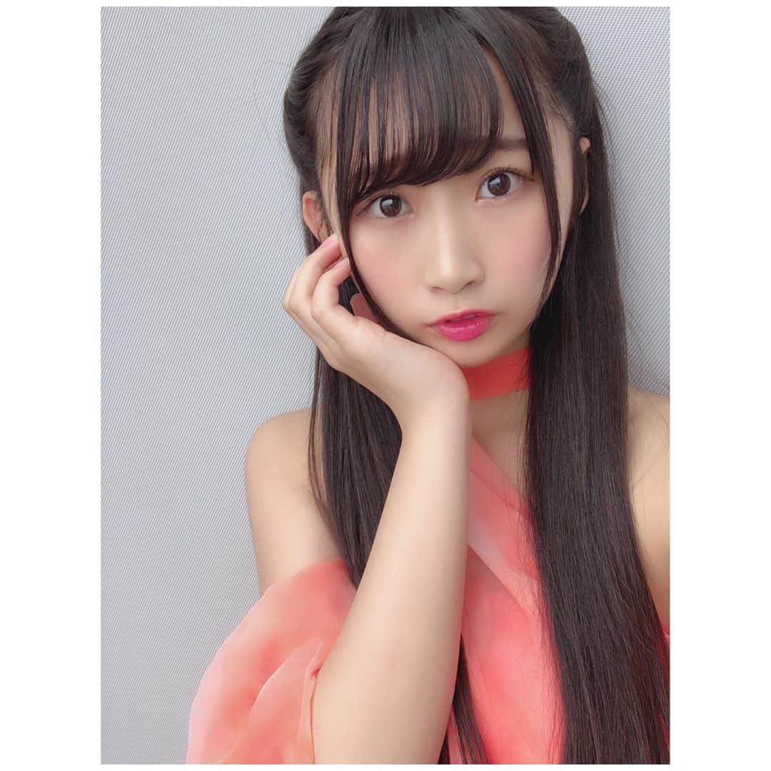 松本愛花のインスタグラム：「🎀 * * * * 昨日の幸せな時間の余韻に 浸りまくりです‪‪☺︎‬ * * 幸せっ！ * * 昨日は初めての ハーフツインをしましたっ‪‪☺︎‬ * * 自分では初めての髪型で すごい違和感でした（笑） * * * * #idol #アイドル #ハーフツイン #ツインテール #ヘアアレンジ #オレンジ #jk  #jkブランド  スパガ #松本愛花」