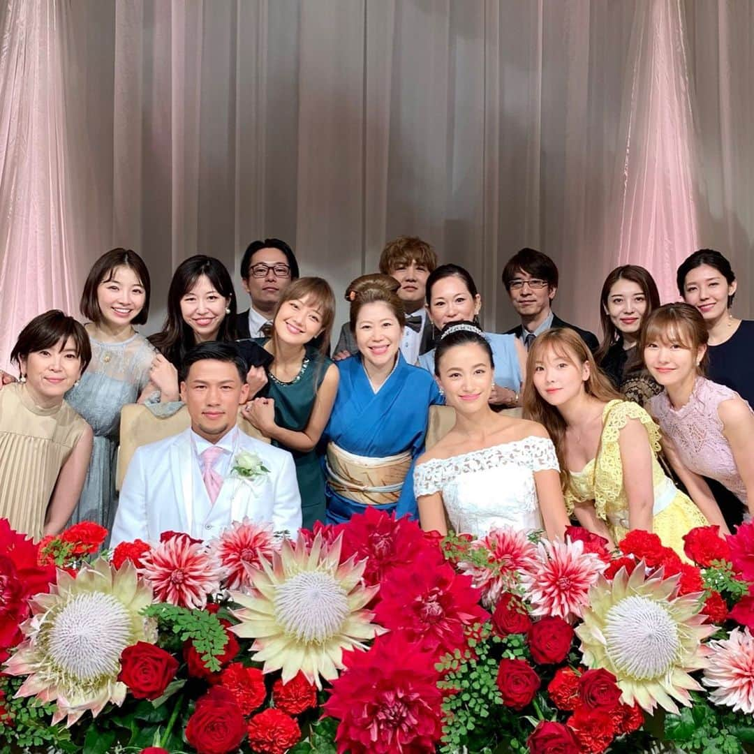 青山あみさんのインスタグラム写真 - (青山あみInstagram)「2019.7.14💍﻿ ユウ❤︎ヒロくんの結婚式でした！﻿ ﻿ 優とは7年前の仕事で知り合ったのだけれど。﻿ 同い年、関西出身とゆう共通点もあり、そこから﻿ もうずーーっと仲良くさせてもらってて。﻿ 楽しいことも、嬉しいことも、辛いことも共有してきた友であり。﻿ そんな優の結婚式！となると、もう朝からソワソワドキドキ🥺﻿ ﻿ 優のwedding dress姿を見た瞬間、﻿ 眩しすぎて、美しすぎて、﻿ まっすぐで純粋な優にぴったりすぎて感無量😭﻿ ﻿ ヒロくんと出逢って、更に女に磨きがかかって、happyオーラ満載の優！﻿ 2人の新たな門出を祝うことができて幸せやった❤︎﻿ ﻿ たくさんの人達に愛される、優❤︎﻿ ほんまに暖かくて、素敵な結婚式やったよ！﻿ そして、優を通して出会えた素敵な人たち！ みんなとも久しぶりに会えて嬉しかったなぁ❤︎ ﻿ ヒロくん、優のことよろしくね！﻿ 2人でこれからも暖かい家庭を築いていってね！🥰🌈﻿ ﻿ 優とは、死ぬまで仲良くしてる気がする！笑﻿ よろしくな！😚﻿ 大好きやぞ！！！！！﻿」7月15日 11時04分 - aoam____i