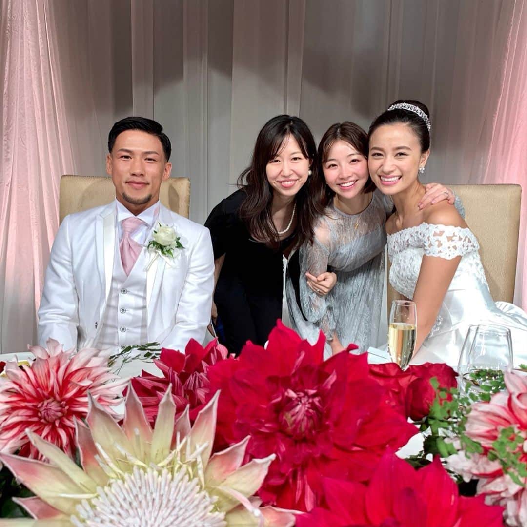 青山あみのインスタグラム：「2019.7.14💍﻿ ユウ❤︎ヒロくんの結婚式でした！﻿ ﻿ 優とは7年前の仕事で知り合ったのだけれど。﻿ 同い年、関西出身とゆう共通点もあり、そこから﻿ もうずーーっと仲良くさせてもらってて。﻿ 楽しいことも、嬉しいことも、辛いことも共有してきた友であり。﻿ そんな優の結婚式！となると、もう朝からソワソワドキドキ🥺﻿ ﻿ 優のwedding dress姿を見た瞬間、﻿ 眩しすぎて、美しすぎて、﻿ まっすぐで純粋な優にぴったりすぎて感無量😭﻿ ﻿ ヒロくんと出逢って、更に女に磨きがかかって、happyオーラ満載の優！﻿ 2人の新たな門出を祝うことができて幸せやった❤︎﻿ ﻿ たくさんの人達に愛される、優❤︎﻿ ほんまに暖かくて、素敵な結婚式やったよ！﻿ そして、優を通して出会えた素敵な人たち！ みんなとも久しぶりに会えて嬉しかったなぁ❤︎ ﻿ ヒロくん、優のことよろしくね！﻿ 2人でこれからも暖かい家庭を築いていってね！🥰🌈﻿ ﻿ 優とは、死ぬまで仲良くしてる気がする！笑﻿ よろしくな！😚﻿ 大好きやぞ！！！！！﻿」