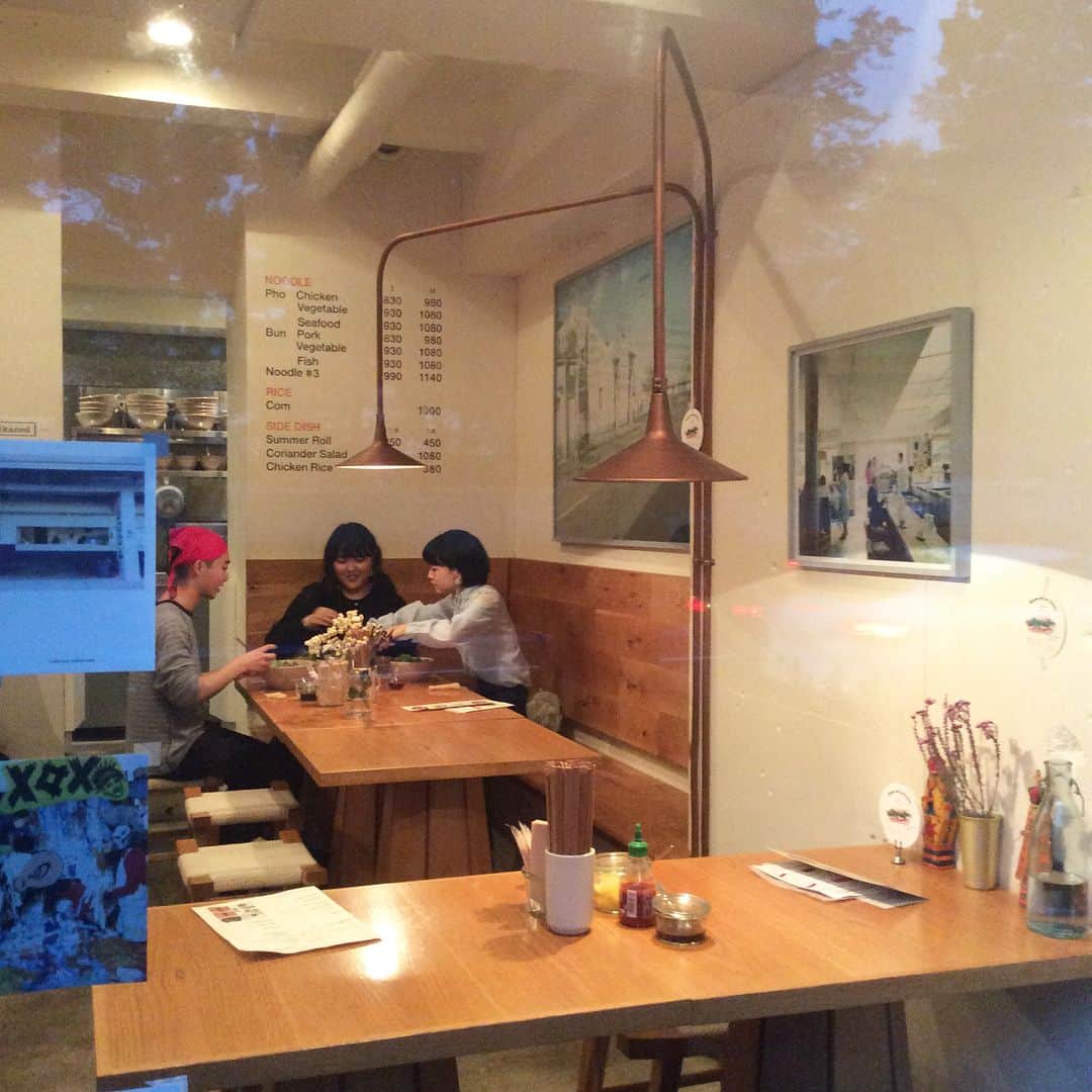 のインスタグラム：「a new day starts here/celebrating SEA day ⚪︎⚪︎🐟 todays recommend : seafood pho,tandorii fish bun(cold / warm),#3 pho champon w/squid dumpling and fresh summer veges 🌽🌿🦑,chicken rice plate w/boiled 🥚/ mini soup,summer rolls for sharing,coriander salada,coconut pudding,ginger beer 🐕🇬🇧and bluemoon 🇺🇸/ coedo beers 🇯🇵🍻 こんにちは。3連休最終日、海の日の朝です。 本日のおすすめは 「4種(帆立/浅蜊🦐/🦑)の魚介のフォー」「タンドリーフィッシュ(黒カジキのスパイスマリネのグリル)のブン」「烏賊団子 ヤングコーン スナップ豌豆 木耳のちゃんぽんのフォー *豆乳スープ仕立て」「チキンライスプレート 半熟味付き🥚/ミニスープ付き」「生春巻き お野菜/🦐」「パクチーサラダ」「豆乳ココナッツプリン 奄美大島の氷砂糖シロップ添え」「ジンジャービア」「bluemoon/coedo beers」です。 本日のお野菜は 🥕 いんげん 南瓜 枝豆 カブ 紅遥か ノーザンルビーの7種です。 タンドリーフィッシュは スパイス はちみつとヨーグルトでマリネした黒カジキのグリルが滋味深くもほんのりスパイシーで根強い人気です。さっぱりとした甘酢ダレ(細麺 冷)、もっちりとした黒酢醤油(温)どちらもおすすめです。日本のパプアニューギニア(©︎また旅)高知発 有元くるみさんのharrisaのtastingも出来ますので スタッフまでお気軽にお申し付け下さいませ。 交差点を渡ったbagn coffee kioskでは マスカット大福やうめふくもち 銅鑼焼きを携えて 福井より昆布屋孫兵衛pop up dayがopenです。 本日も🕦よりopen、遅めのブランチに どうぞ ゆるりとお立ち寄り下さいませ。 善き連休の締めくくりになりますように スタッフ一同 🌈🎽🗺」