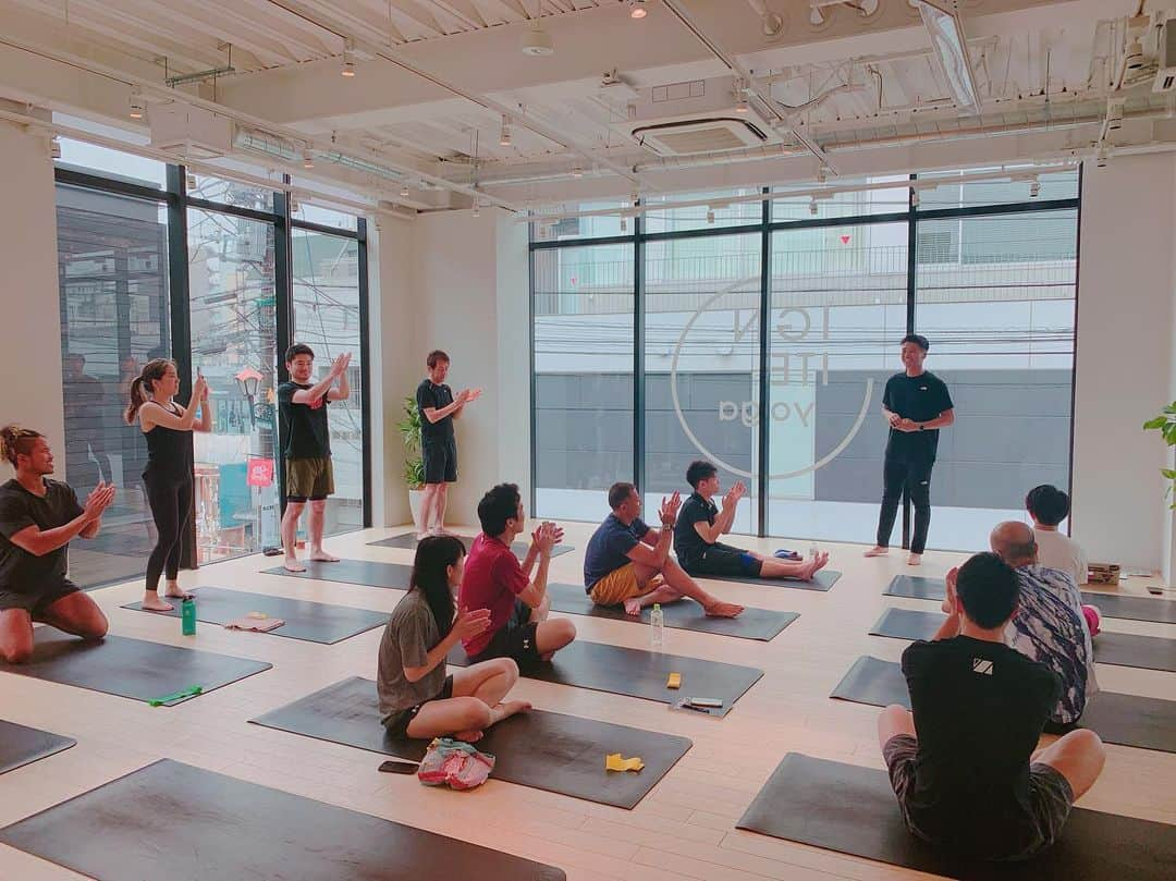 佐々木明さんのインスタグラム写真 - (佐々木明Instagram)「@igniteliving IGNITE YOGA presents Move for Quality workshop にご参加頂いた皆様ありがとうございました😊  身体を鍛えるのでは無く動きを学ぶ時間に重きを置いたワークショップ。  @performbetterjapan のミニバンドを使い思考と動きをコネクトさせる為に必要な神経を刺激するセッションでした。  スタジオの開放感と @igniteliving をオープンさせた @jurikooo の人間性が作る空間でワークショップが出来て終始和やかに楽しい空気を参加してくれたみんなと共有できました。  筋肉を一つ一つ鍛え上げると言うよりは人の体の作りが普遍的である以上基本と言うのは存在し、身体のルールに基づいて動きを作る又は高めると言うのはアスリートだろうと一般生活だと変わりはありません。  トレーニングで物を持ち上げる事も生活の中で何かを持ち上げる動作も身体が動くシステムは同じ。  今回は身体の動くシステム原理原則に沿ったステップ1として重力に対して回旋を除いた縦の動きにフォーカスしました。3面運動の中で水平面を除いた矢状面、前額面ですね。 やはり基本はどんなことでもどんな場面でもどんなジャンルでも大切だと僕は思っています。  この場を与えてくれてヘルプしてくれた @igniteliving の代表 Juri @jurikooo  マイちゃん @mai_hulagirl  ハナコちゃん @hanakotomita  そしてワークショップで使用させていただいた @performbetterjapan の五味さん石田さん  そして Norikoさん @norikookubo  素敵な時間とBig support をありがとう🔥🔥🔥 #igniteyoga #juriedwards #juriyoga #ignitefit #igniteone #ignitetow #ReIgnite #tokyo #harajuku #omotesando #warkshop #functionaltraining #moveforquality #lifetimequality #performbetterjapan  自分の感性の整理と伸びしろ、言わば「成長」と言う視点から言うと、このIGNITE YOGAの代表である @jurikooo 彼女との出会いが自分の可能性を大きく広げてくれています。彼女の創り上げる空間はスペシャルで人に与える影響は自分にとってトップクラスで彼女のスタジオでワークショップを行えたことは誇りに思えるほどスペシャルな時間でした。またここでワークショップを行う時が来るのであればまた成長した自分であの場に立ちたいと強く思います。」7月15日 11時20分 - akiraexploring