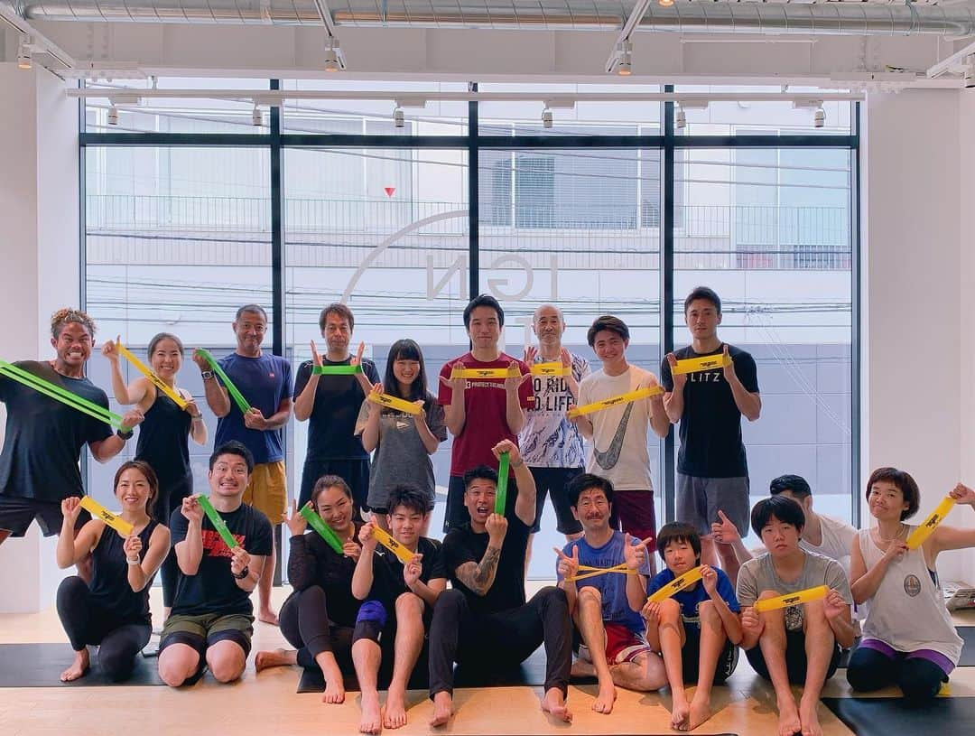 佐々木明さんのインスタグラム写真 - (佐々木明Instagram)「@igniteliving IGNITE YOGA presents Move for Quality workshop にご参加頂いた皆様ありがとうございました😊  身体を鍛えるのでは無く動きを学ぶ時間に重きを置いたワークショップ。  @performbetterjapan のミニバンドを使い思考と動きをコネクトさせる為に必要な神経を刺激するセッションでした。  スタジオの開放感と @igniteliving をオープンさせた @jurikooo の人間性が作る空間でワークショップが出来て終始和やかに楽しい空気を参加してくれたみんなと共有できました。  筋肉を一つ一つ鍛え上げると言うよりは人の体の作りが普遍的である以上基本と言うのは存在し、身体のルールに基づいて動きを作る又は高めると言うのはアスリートだろうと一般生活だと変わりはありません。  トレーニングで物を持ち上げる事も生活の中で何かを持ち上げる動作も身体が動くシステムは同じ。  今回は身体の動くシステム原理原則に沿ったステップ1として重力に対して回旋を除いた縦の動きにフォーカスしました。3面運動の中で水平面を除いた矢状面、前額面ですね。 やはり基本はどんなことでもどんな場面でもどんなジャンルでも大切だと僕は思っています。  この場を与えてくれてヘルプしてくれた @igniteliving の代表 Juri @jurikooo  マイちゃん @mai_hulagirl  ハナコちゃん @hanakotomita  そしてワークショップで使用させていただいた @performbetterjapan の五味さん石田さん  そして Norikoさん @norikookubo  素敵な時間とBig support をありがとう🔥🔥🔥 #igniteyoga #juriedwards #juriyoga #ignitefit #igniteone #ignitetow #ReIgnite #tokyo #harajuku #omotesando #warkshop #functionaltraining #moveforquality #lifetimequality #performbetterjapan  自分の感性の整理と伸びしろ、言わば「成長」と言う視点から言うと、このIGNITE YOGAの代表である @jurikooo 彼女との出会いが自分の可能性を大きく広げてくれています。彼女の創り上げる空間はスペシャルで人に与える影響は自分にとってトップクラスで彼女のスタジオでワークショップを行えたことは誇りに思えるほどスペシャルな時間でした。またここでワークショップを行う時が来るのであればまた成長した自分であの場に立ちたいと強く思います。」7月15日 11時20分 - akiraexploring