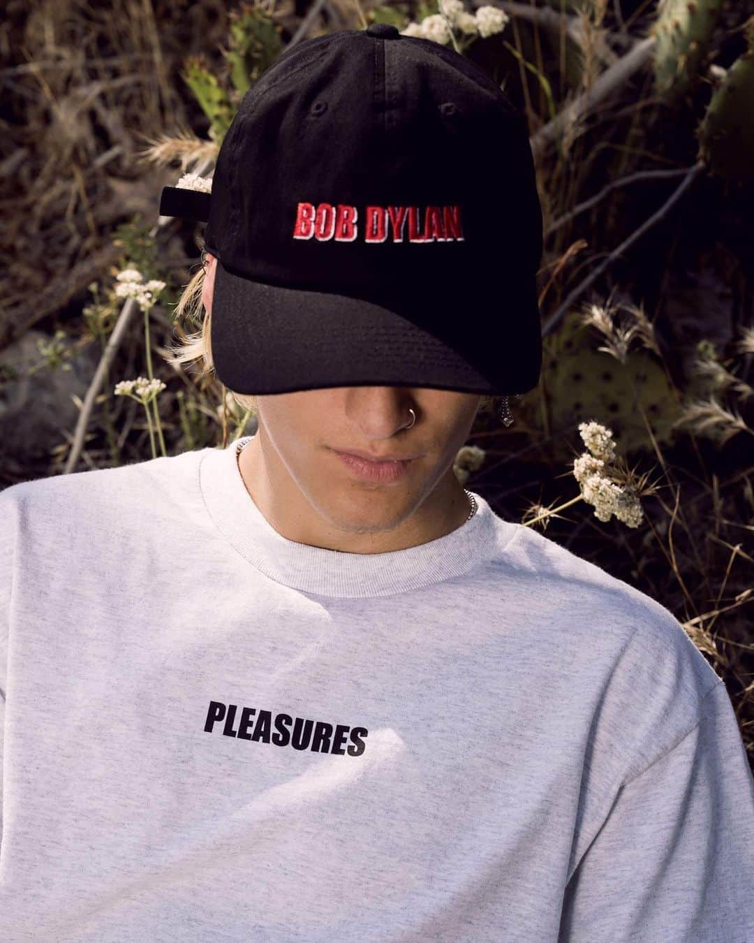 HYPEBEASTさんのインスタグラム写真 - (HYPEBEASTInstagram)「@hypebeaststyle: @pleasures has revealed its collaborative project with @sonymusicglobal and music legend @bobdylan. The range includes tees, sweatshirts and caps emblazoned with iconic photographs of Dylan, along with handwritten lyrics from his classic song “Like a Rolling Stone.” Head on over to PLEASURE’s website to shop the collection.  Photo: @robbklassen」7月15日 11時21分 - hypebeast