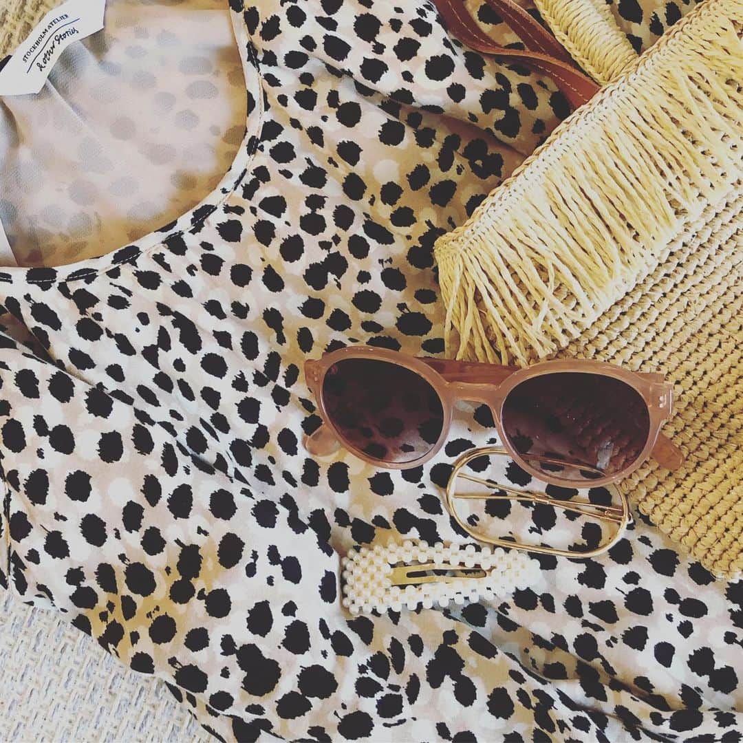 のインスタグラム：「ソウルで行きたかったのが、パリジェンヌたちがこぞって愛用する&other stories。実はコスメも可愛いのでチェックしに行ったのですが、わずかの時間で服やアクセを爆買い。パリジェンヌにマストなパニエも！ フィガロのパリジェンヌムックに彼女たちの愛用品いっぱい出てマス。編集SK #figarojapon#andotherstories」