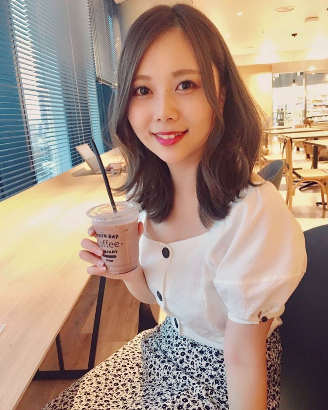 西村季里子のインスタグラム：「・ 「イメチェンしたから見にきて」 って言ったら5分もたたないうちに きてくれたかなちゃん💃♥️♥️ カフェでお茶しながら いろいろ話せて楽しかった〜🥰 またランチいこね🍽✨✨ #美容院#hair#hairstyle #haircolor  #haircut #ヘアスタイル#ヘアカラー #ヘアカラー #バッサリカット#20センチカット #アッシュ#アッシュベージュ#ベージュカラー  #グラデーションカラー #ブリーチカラー  #金髪ロング#イメチェン#大満足 #アフロート#アフロートワールド #渋谷#afloat #イメチェン#イメージチェンジ #follow#followme」