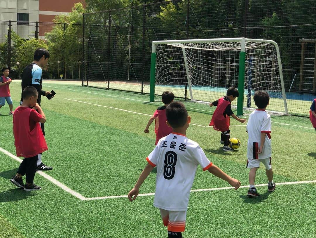 チョ・ウォニさんのインスタグラム写真 - (チョ・ウォニInstagram)「윤준이반 친구들과함께⚽️ 일일교사👨‍🏫 1학년6반 화이팅💪 #행복 #축구 #사랑 #나눔 #아빠는힘들다 #현실  @just_football_academy」7月15日 11時45分 - wonhee06