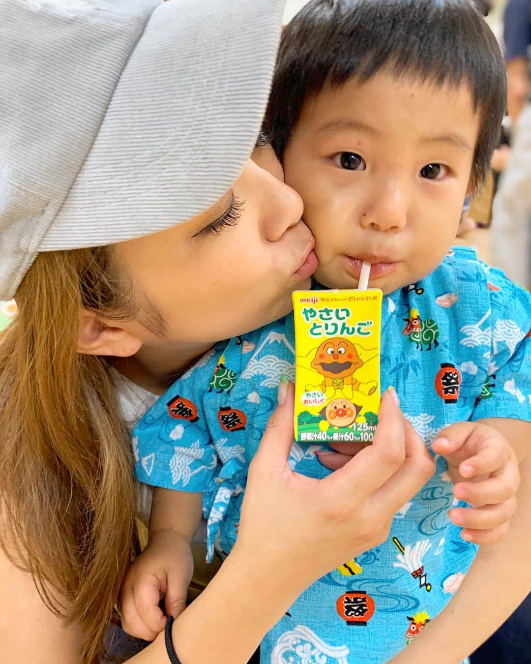 のインスタグラム：「保育園の縁日ごっこ😋 ・ 去年の甚兵衛がピッタリになってた✨ ・ はじめてのソフトクリームに、ソースせんべいに、ポップコーンやジュースと息子には特別な１日になりました👦 ・ ヨーヨー釣りはルール無視して勝手に選ぶし、結局は１番楽しそうだったのは事務室の椅子を回す事で。。。（笑） ・ 来年にはもっと楽しめるようになるかな🤔 ・ そして この後からはヘルパンギーナ くらの手足口病😭 ・ #1歳8ヶ月  #縁日ごっこ #男の子ママ #卵アレルギー #ふじたの子育て」